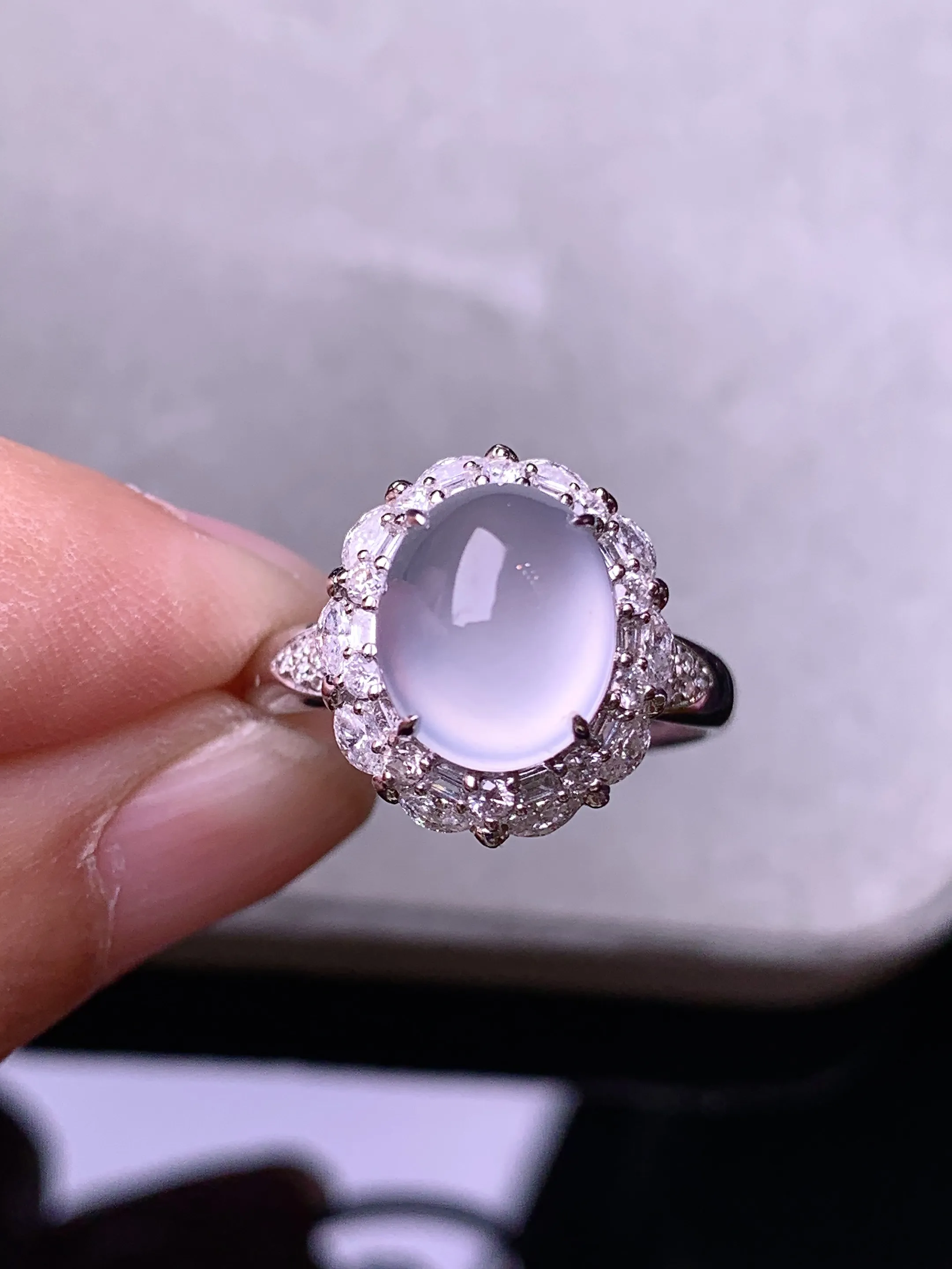 18k金钻镶嵌冰种蛋面戒指 玉质细腻 色泽艳丽清新 圈口13.5 整体尺寸14.2*12.5*11.5