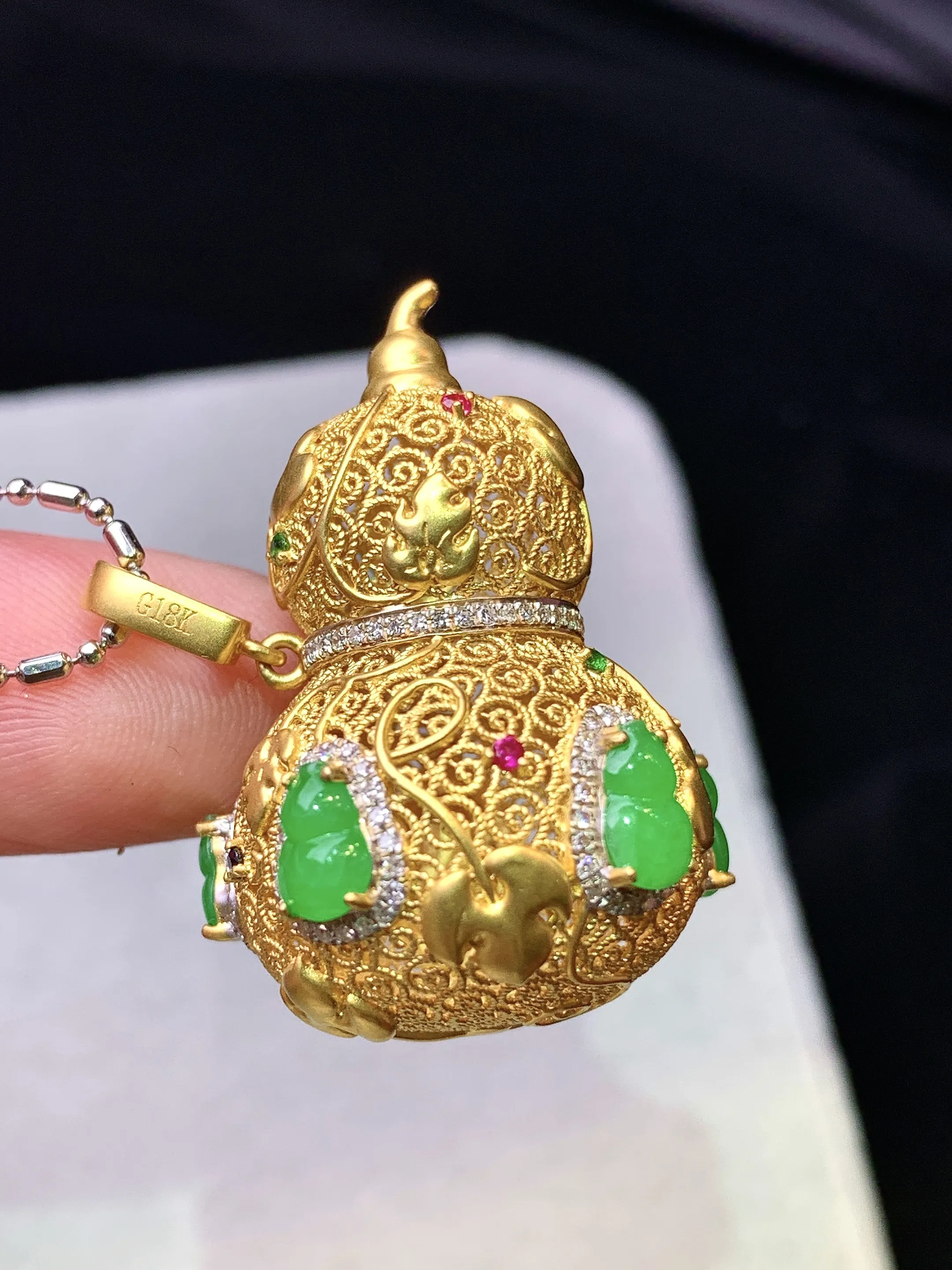 18k金钻镶嵌满绿葫芦吊坠 玉质细腻 色泽艳丽清新 整体尺寸32.5*22.5*22.5