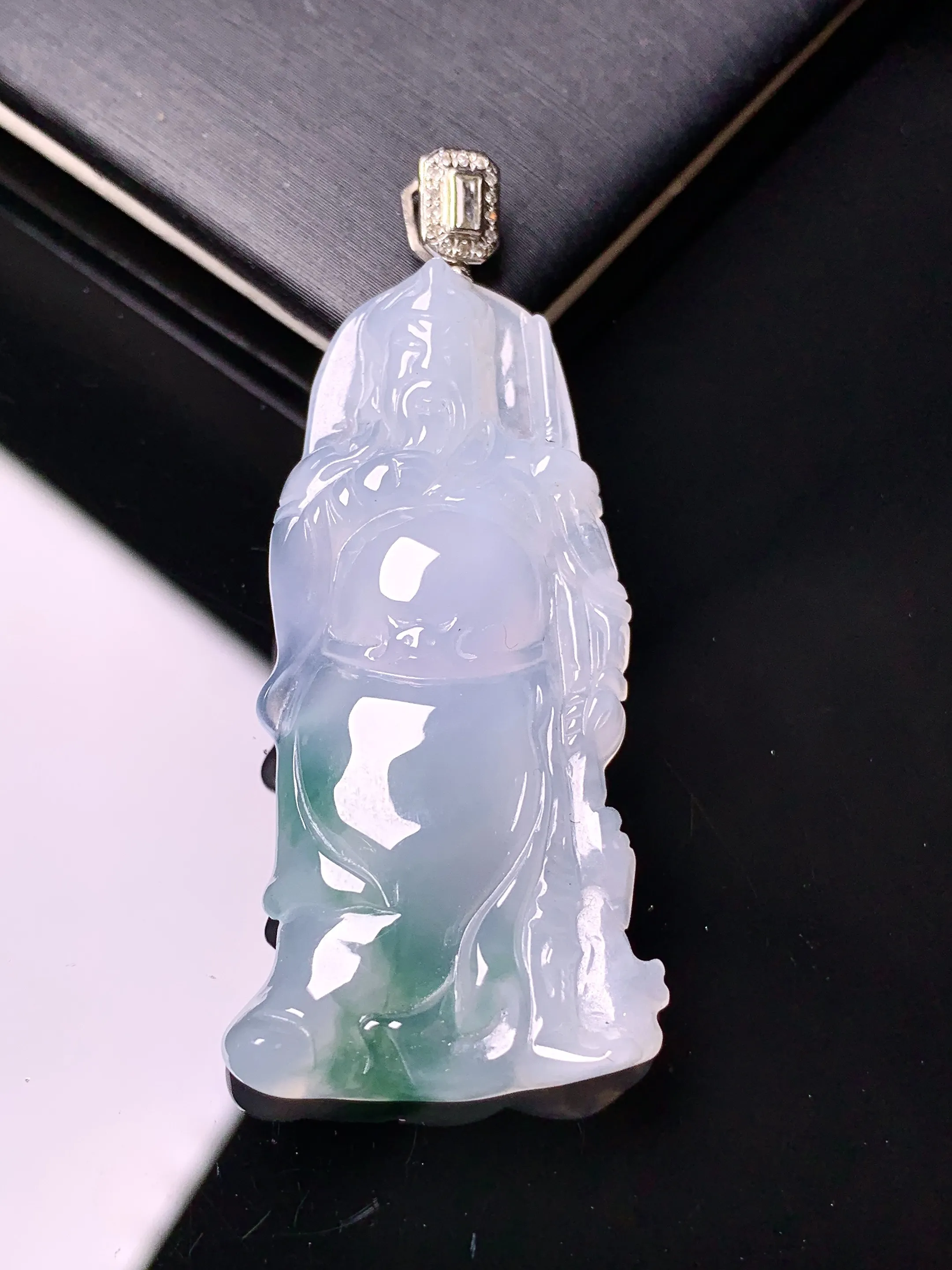 18k金镶嵌飘绿关羽吊坠 玉质细腻 色泽艳丽清新 整体尺寸49.8*21.5*6.2