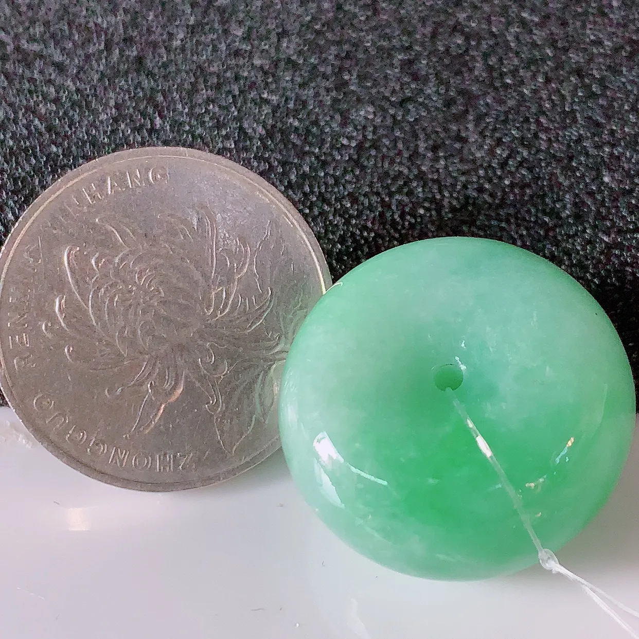 自然光实拍，冰润飘绿翡翠平安扣吊坠，形体饱满圆润，平安扣肥嘟嘟的，平平安安，种水很好，配戴精美！#49.10