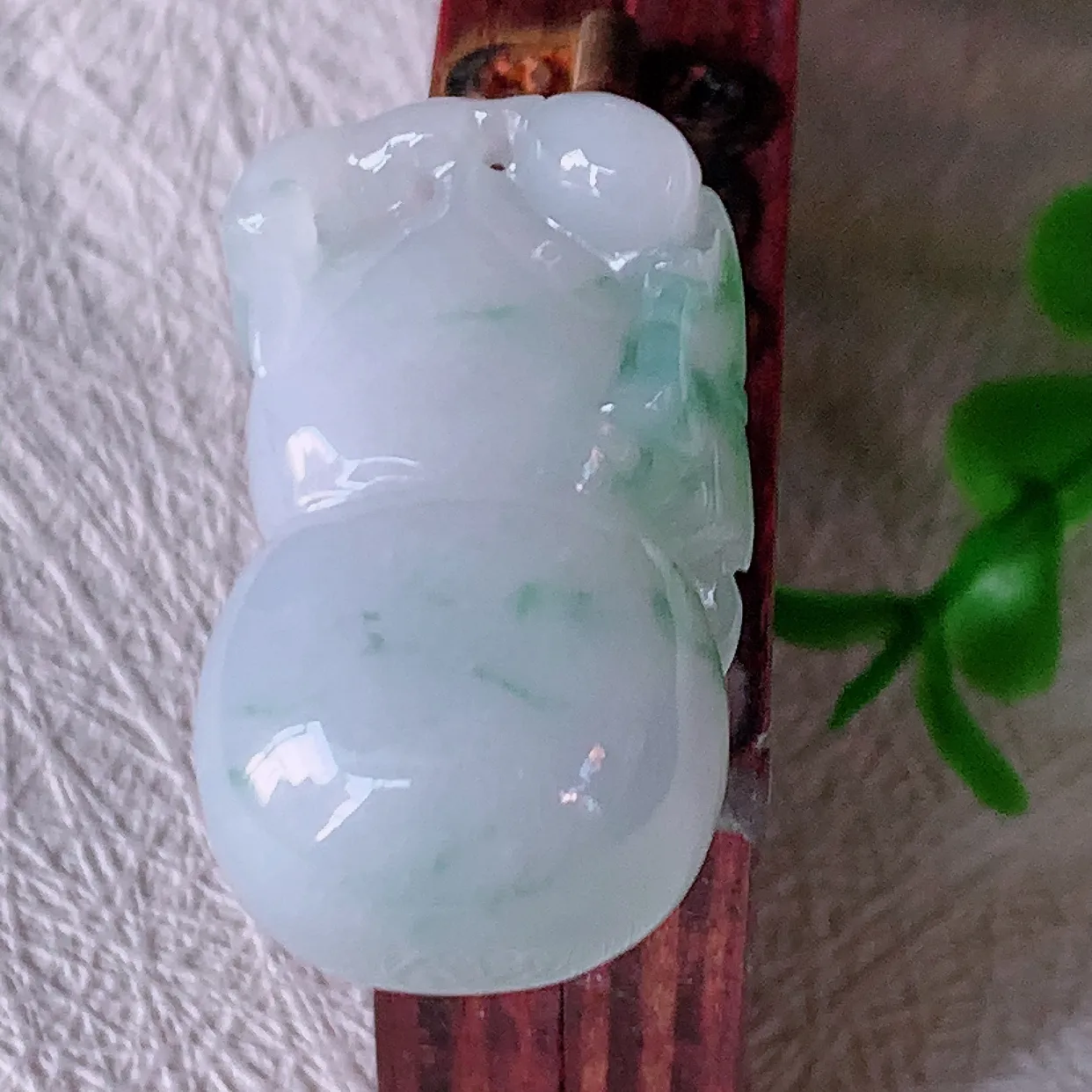 自然光实拍，冰润飘花翡翠葫芦吊坠，寓意福禄双全，财源滚滚，清新脱俗，佩戴效果优雅迷人！#47.10