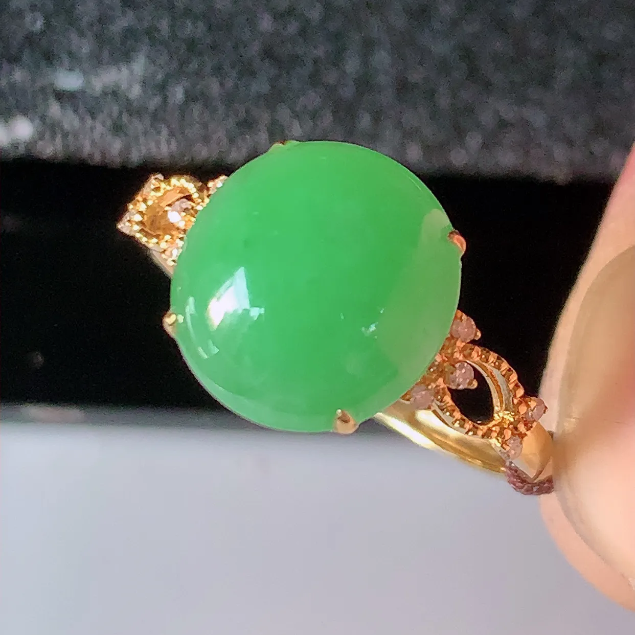 自然光实拍 18K金精工镶嵌满绿翡翠戒指，玉质细腻，翡翠色泽均匀，艳丽饱满，款式高贵大气，14圈口，上手亮眼，#83.10戒指整体23*17*5.6裸石10-10.5