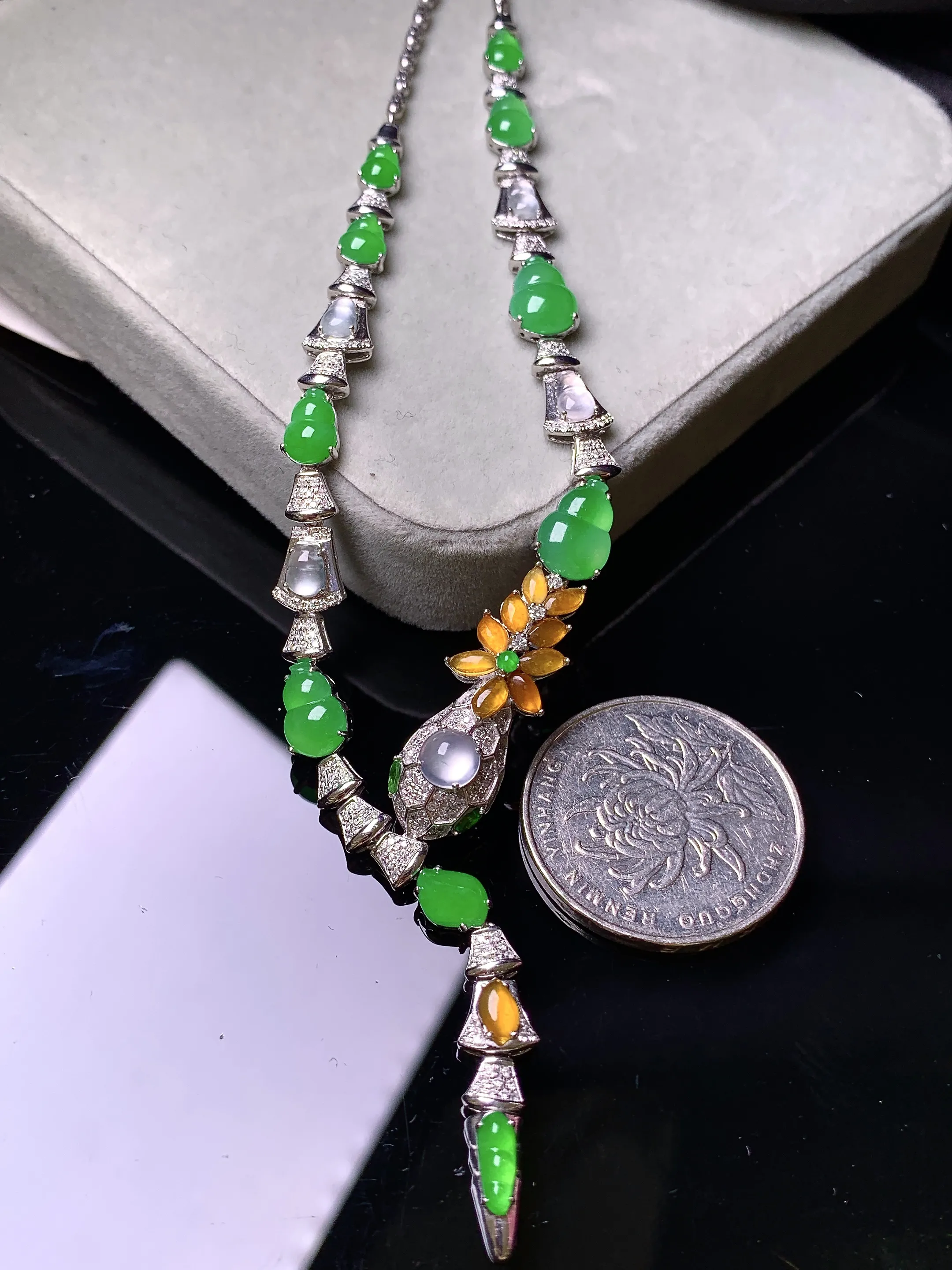 18k金钻镶嵌多宝蛇形项链 玉质细腻 色泽艳丽清新 整体尺寸120*9.2*7.2