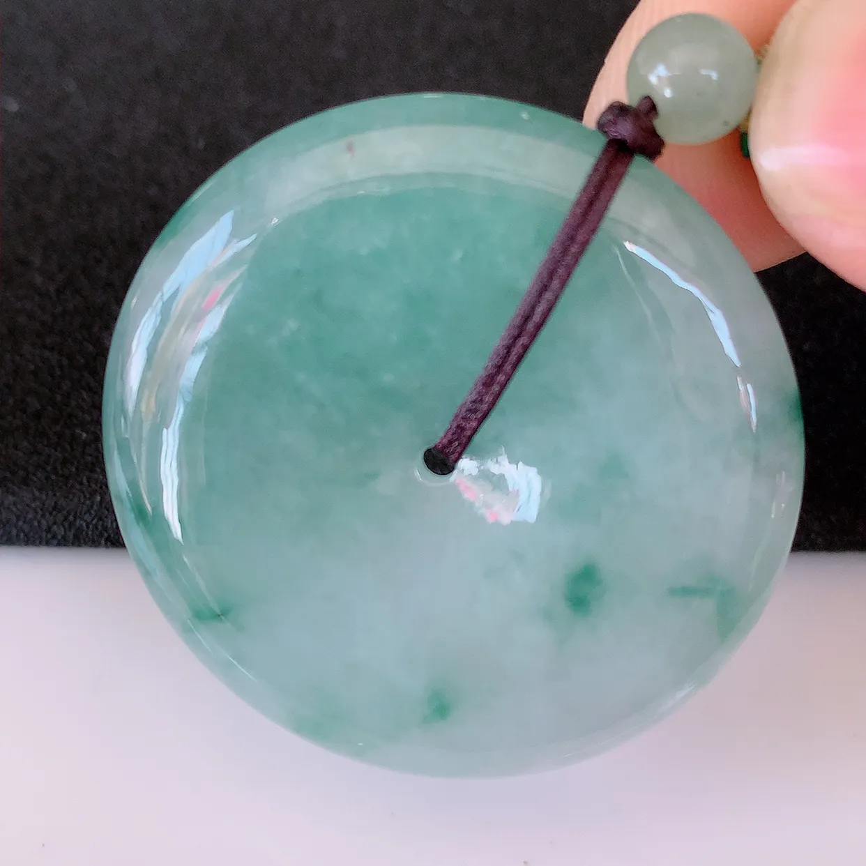 自然光实拍，冰飘花翡翠平安扣吊坠，翠色灵动，佩戴效果时尚出众，尽显气质，玉质细腻，美感十足。#05.7