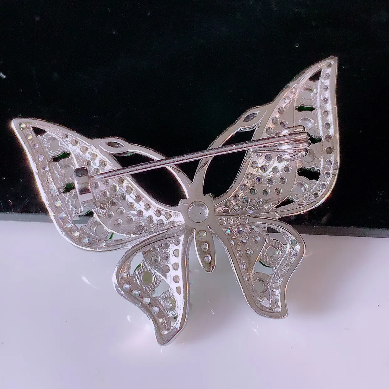 冰透满绿翡翠925银镶嵌蝴蝶胸针，自然光实拍，翠色灵动，颜色漂亮，种老水足，品相佳，佩戴佳品！#97.10整体35*26*8裸石2.8*2.8