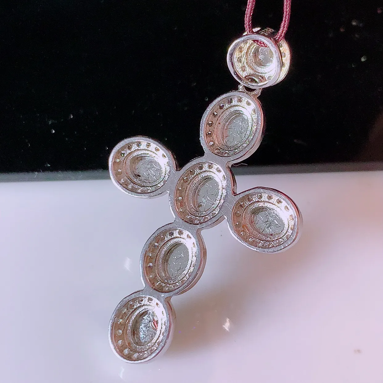 冰透满绿翡翠925银镶嵌十字架吊坠，自然光实拍，翠色灵动，颜色漂亮，种老水足，品相佳，佩戴佳品！#97.10整体36.5*21.5*5.6裸石4.5*4.2