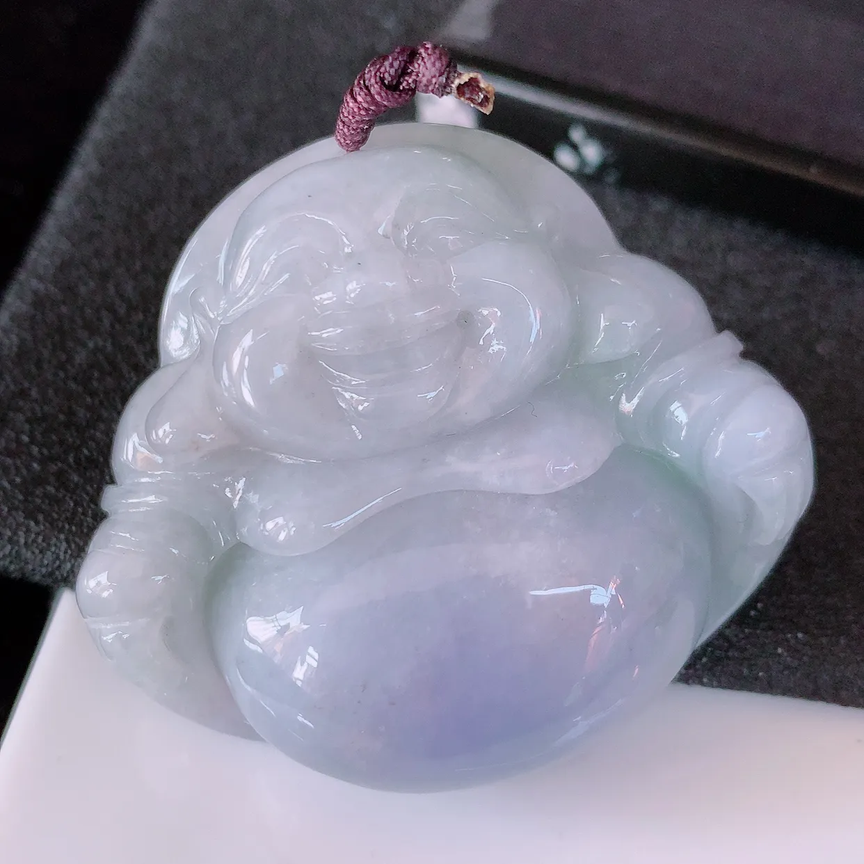 自然光实拍，大件厚装冰润紫罗兰翡翠佛公吊坠，开心笑佛，种老水足，颜色漂亮，立体饱满圆润，佩戴效果赞#41.7