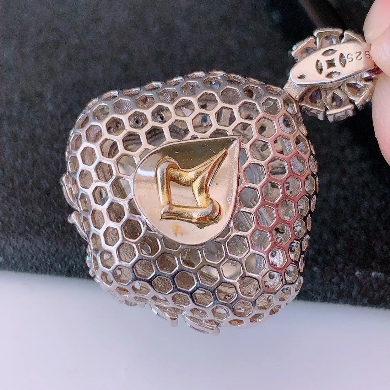 冰透满绿翡翠925银镶嵌佛公吊坠，自然光实拍，翠色灵动，颜色漂亮，种老水足，品相佳，佩戴佳品！#97.7整体34.5*26.5*12.5裸石19.5*15.5