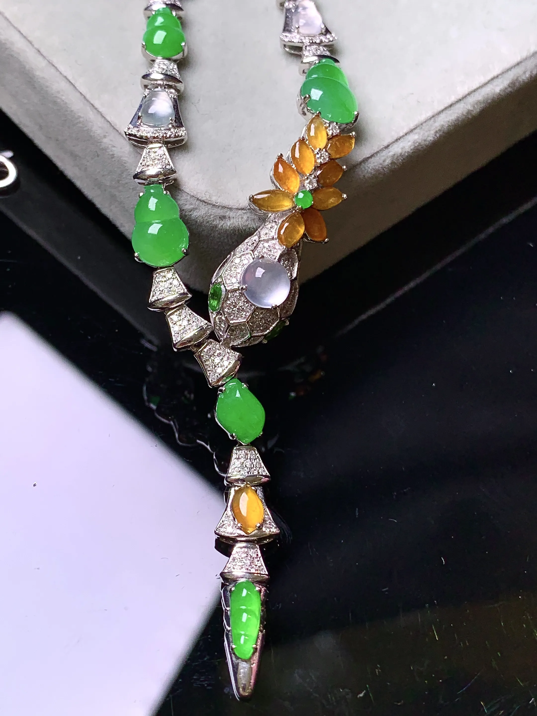 18k金钻镶嵌多宝蛇形项链 玉质细腻 色泽艳丽清新 整体尺寸120*9.2*7.2