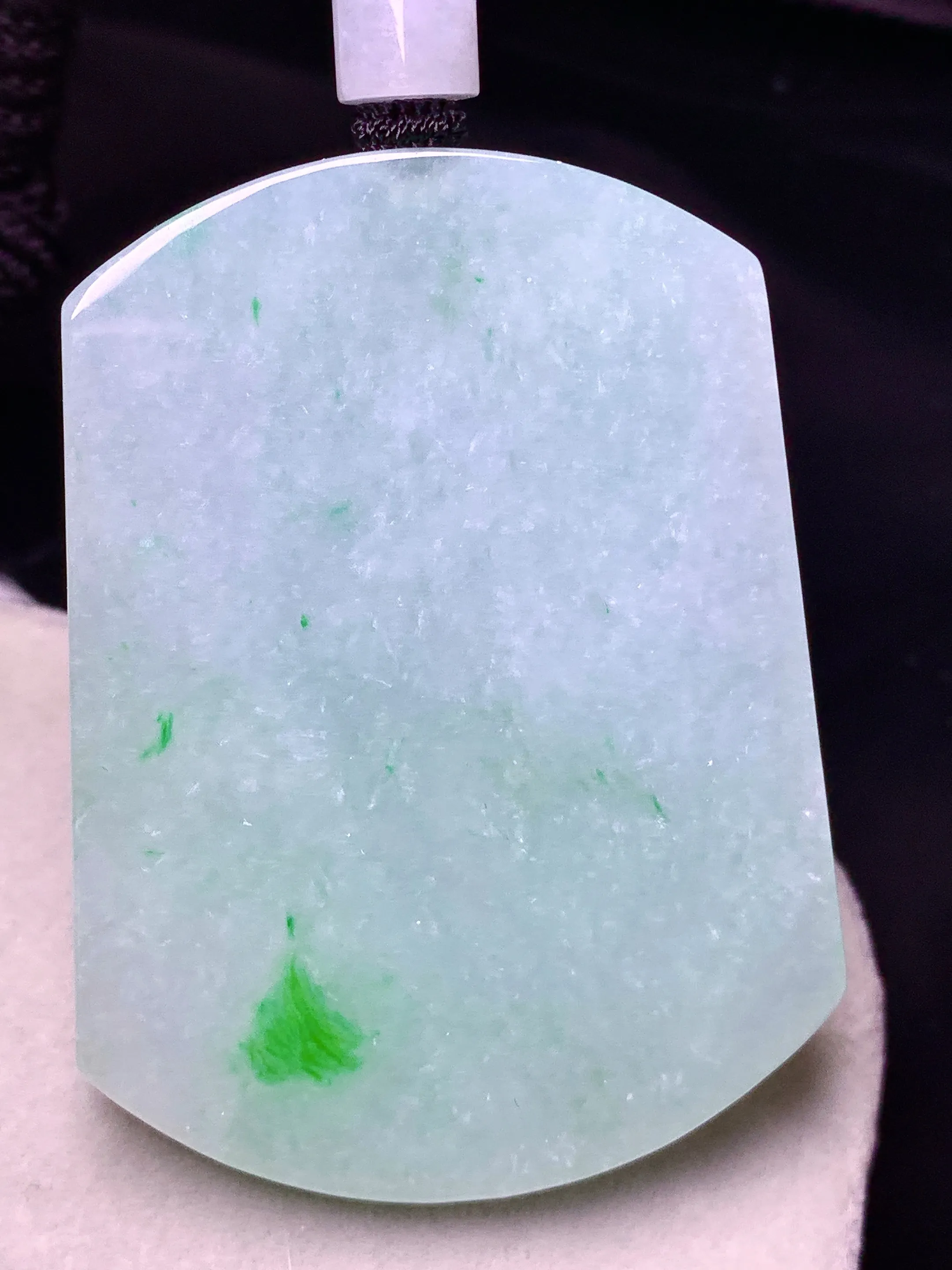 飘花无事牌吊坠 玉质细腻 色泽艳丽清新 整体尺寸55*40.8*5.6