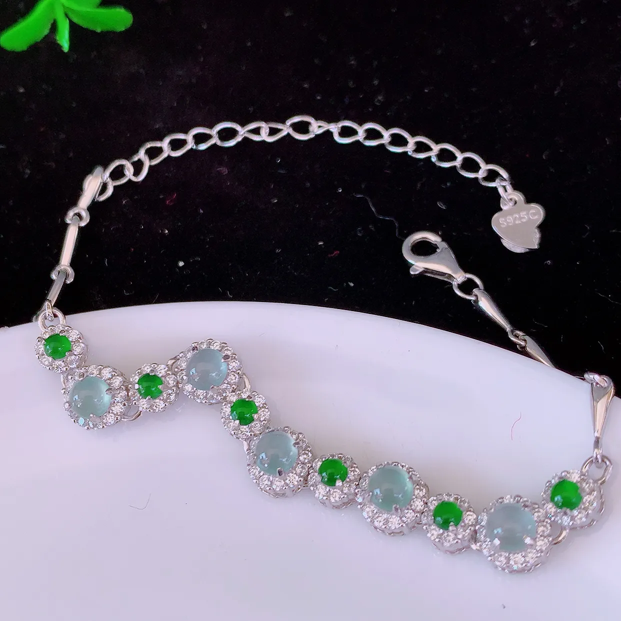 冰透满绿翡翠925银镶嵌手链，自然光实拍，翠色灵动，颜色漂亮，种老水足，品相佳，佩戴佳品！#97.7取一整体6*6*5.6裸石4*4