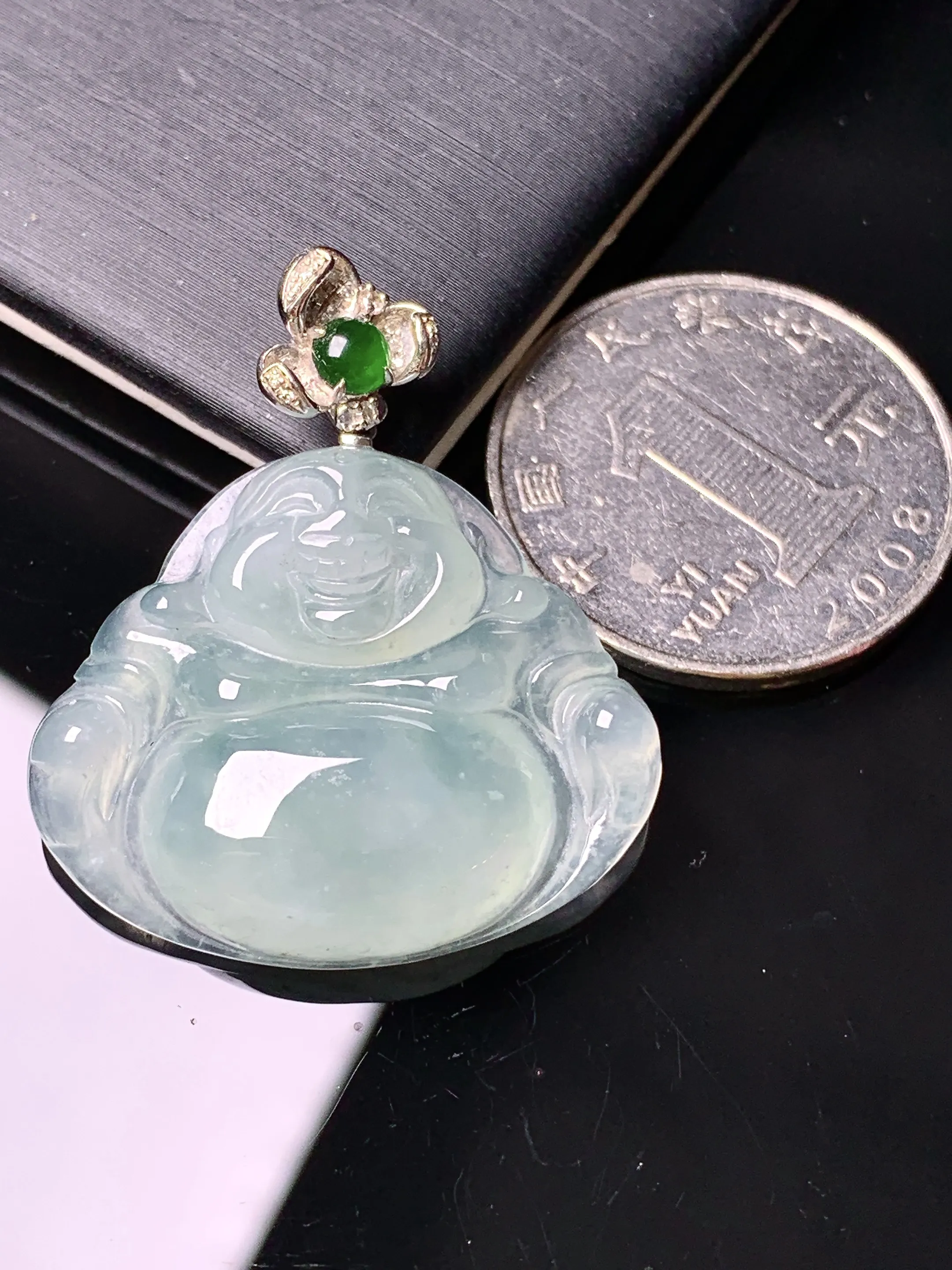 18k金钻镶嵌飘花佛公吊坠 玉质细腻 色泽艳丽清新 整体尺寸35*30*6.2