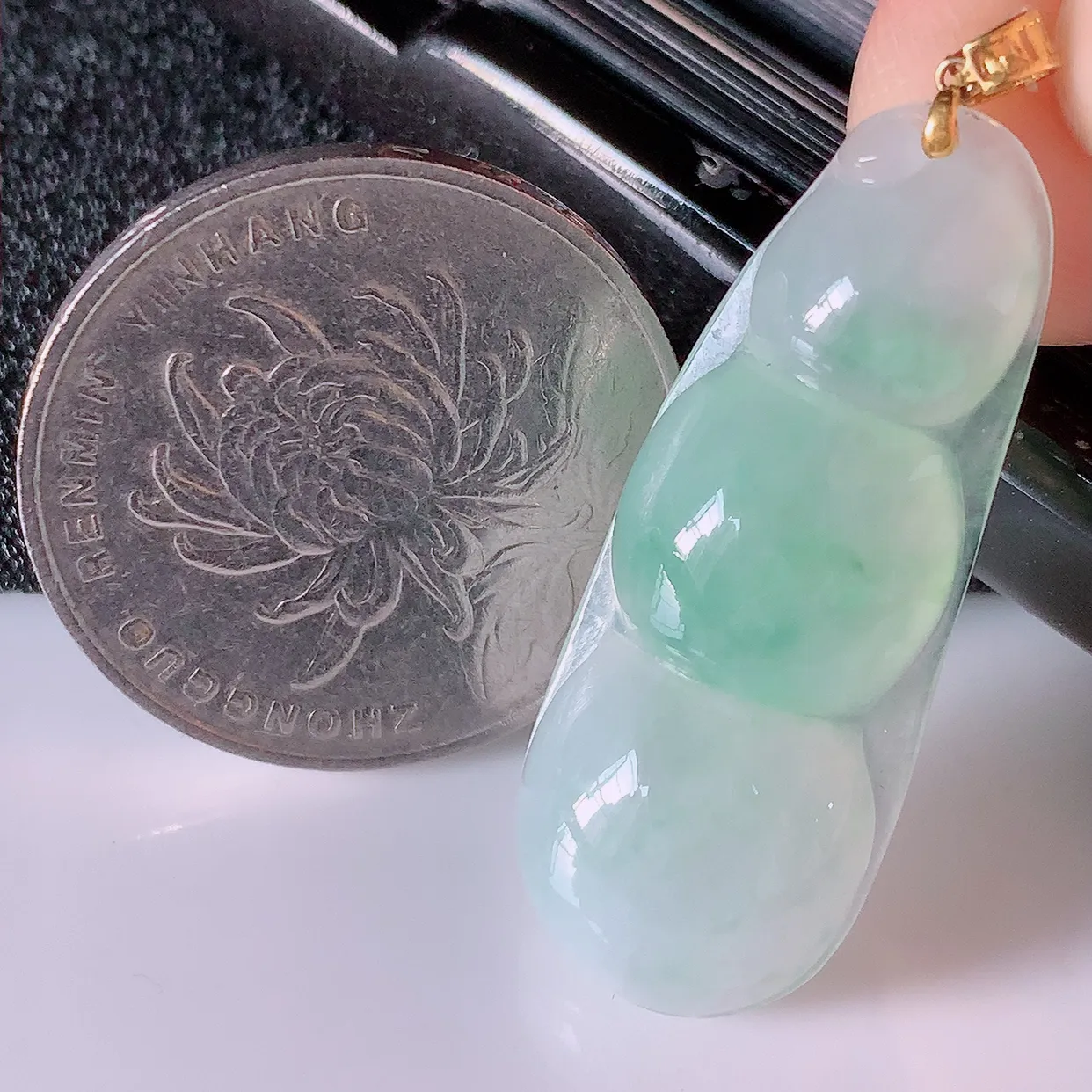 18K金镶嵌冰种飘绿翡翠四季豆吊坠，寓意“四季平安，福气满满”胶感十足，饱满，佩戴效果优雅迷人！#49.10