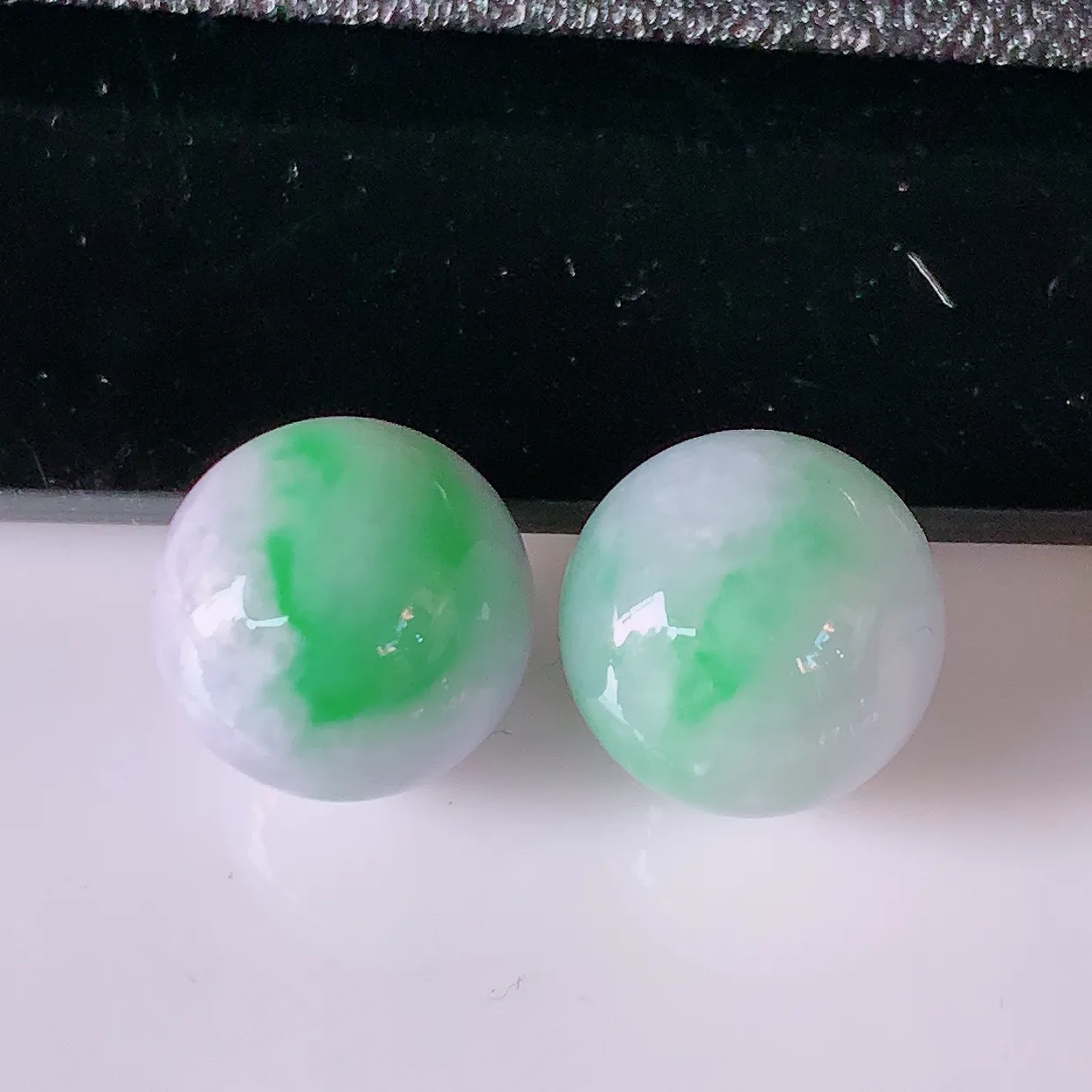 自然光实拍，冰润春带彩翡翠一对圆珠、飘绿紫罗兰转运珠吊坠，寓意“时来运转，财源滚滚” 寓意佳，转运珠