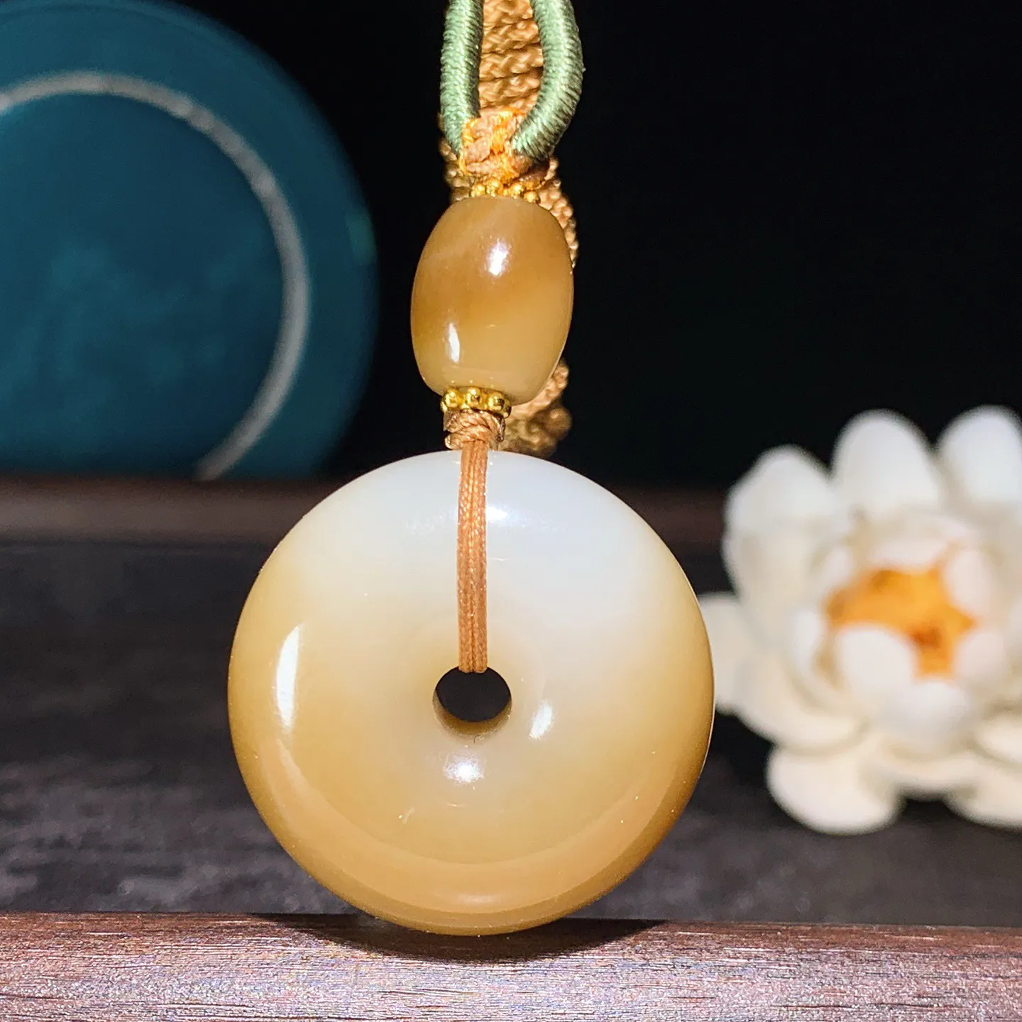 新疆和田玉且末糖平安扣挂件。尺寸30/13重26.5克 玉质细腻油润 底色纯净 脂粉好，品质好。lt251019