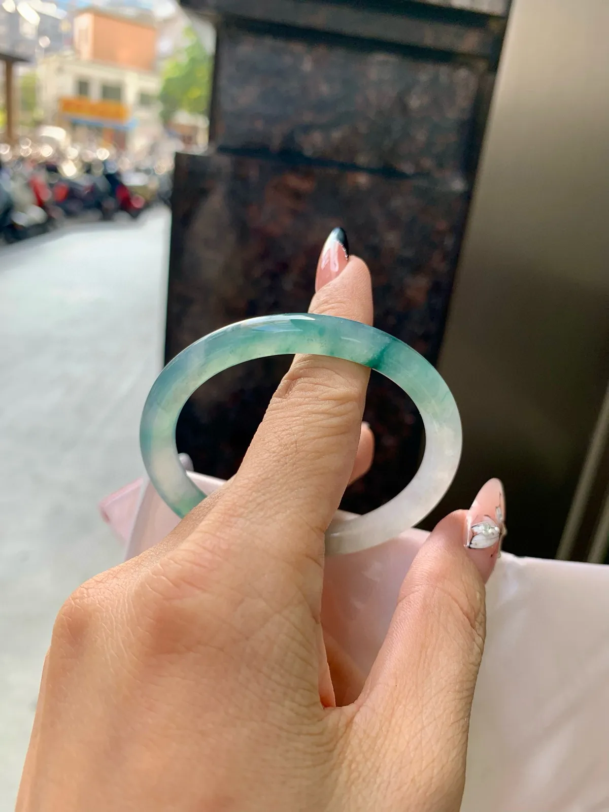 冰飘花贵妃
51-44.5-7-7
打灯小细纹，不影响，底妆冰透，胶润细腻，蓝花灵动飘逸，勾勒出一幅唯美诗意的山水意境画，古典优雅又秀气