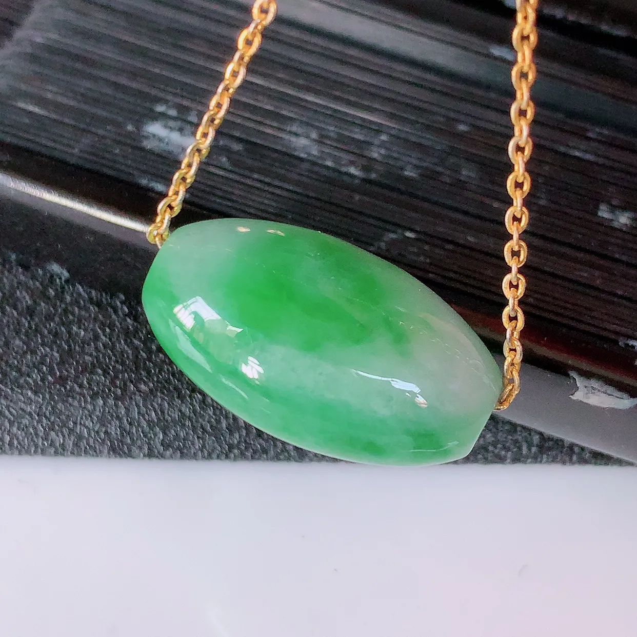 自然光实拍，冰润飘绿翡翠路路通吊坠，寓意时来运转、财源滚滚，款式新颖时尚，日常百搭的款！配图银链#94.7