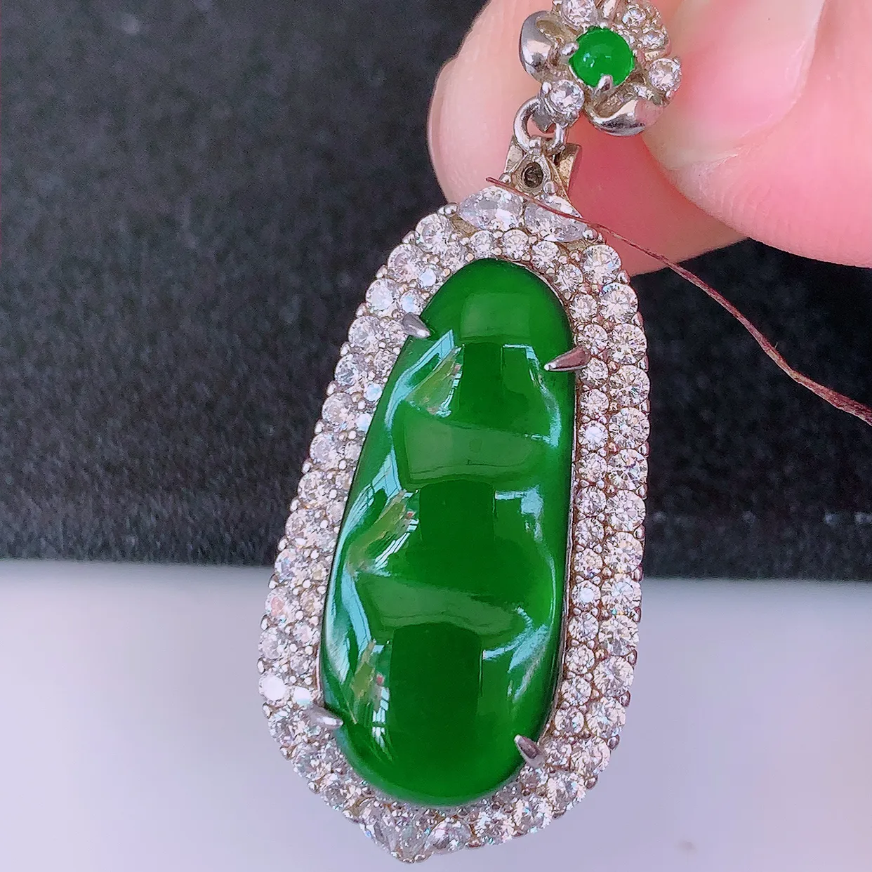 冰透满绿翡翠925银镶嵌福豆吊坠，自然光实拍，翠色灵动，颜色漂亮，种老水足，品相佳，佩戴佳品！#97.7整体41*17*10.5裸石24.5*10.5