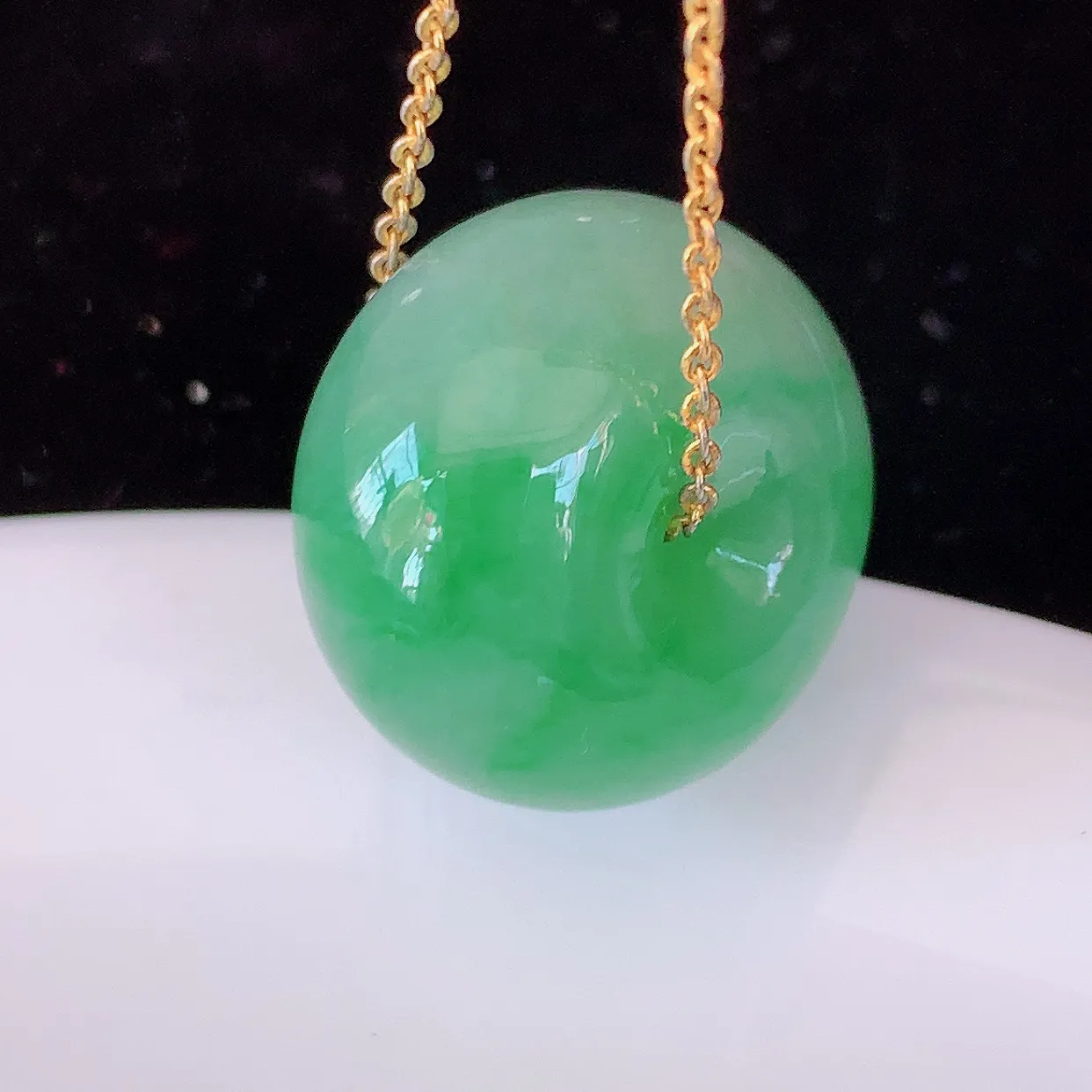 自然光实拍，冰润飘绿翡翠路路通吊坠，寓意好运连连，路路畅通，经典款式，财运滚滚，路路通，佩戴效果更好！配图银链子#05.7