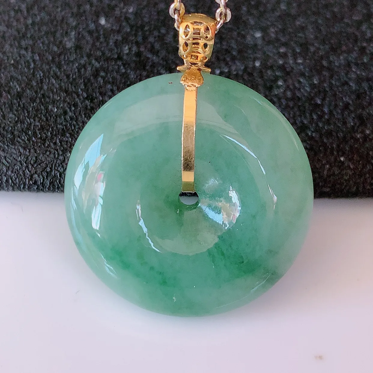 18k金镶嵌冰润飘花平安扣翡翠吊坠，款式新颖时尚，日常百搭的款。清秀高雅，佩戴优雅高贵！#46.7