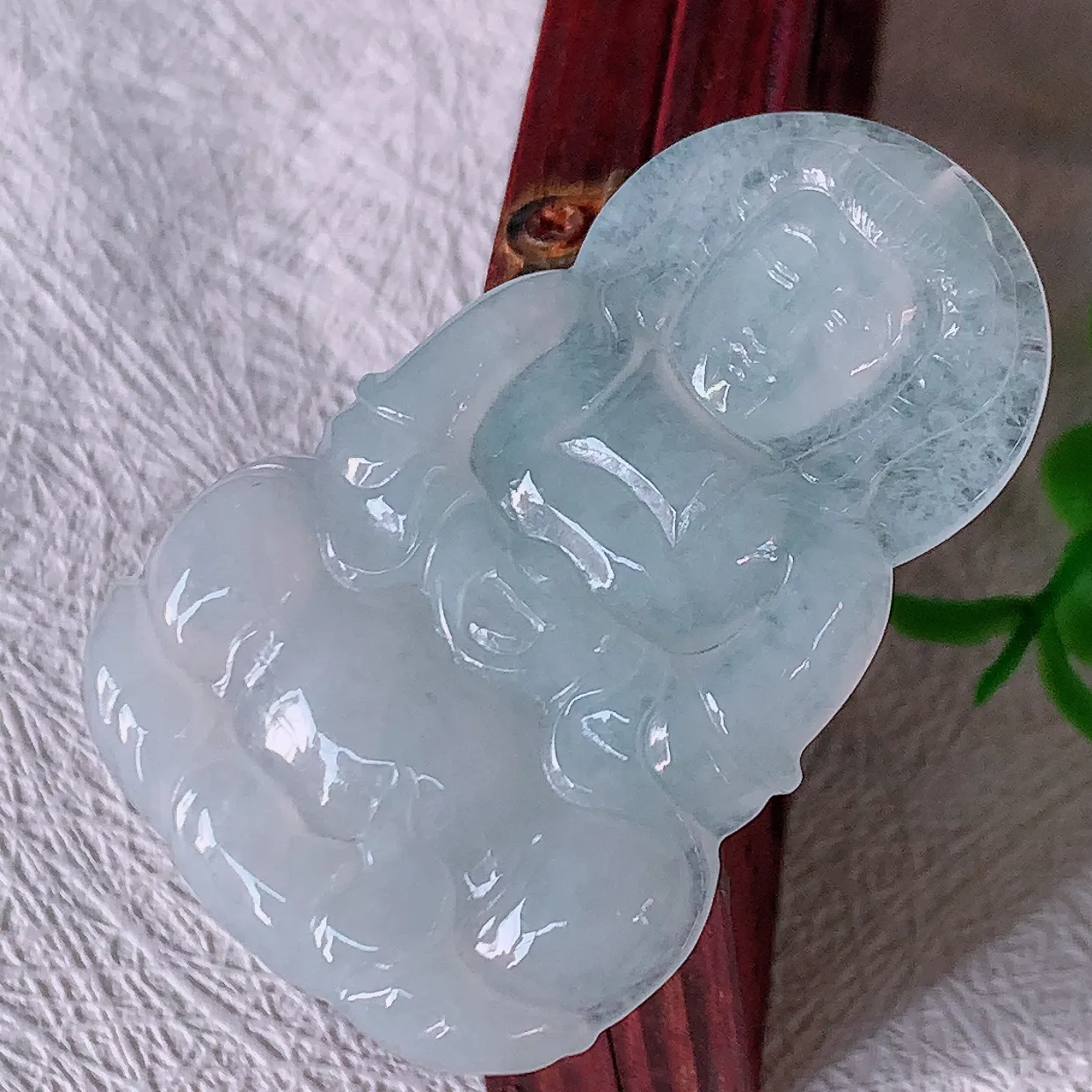 自然光实拍，冰种翡翠观音菩萨吊坠，赐福观音，玉润通透，慈祥端庄！#47.10