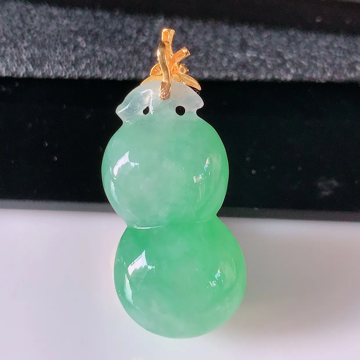 自然光实拍，18K金镶嵌冰满绿葫芦吊坠，翡翠葫芦，寓意福禄双全，财源滚滚，佩戴效果优雅迷人！#02.10整体32裸石26*13.8*10