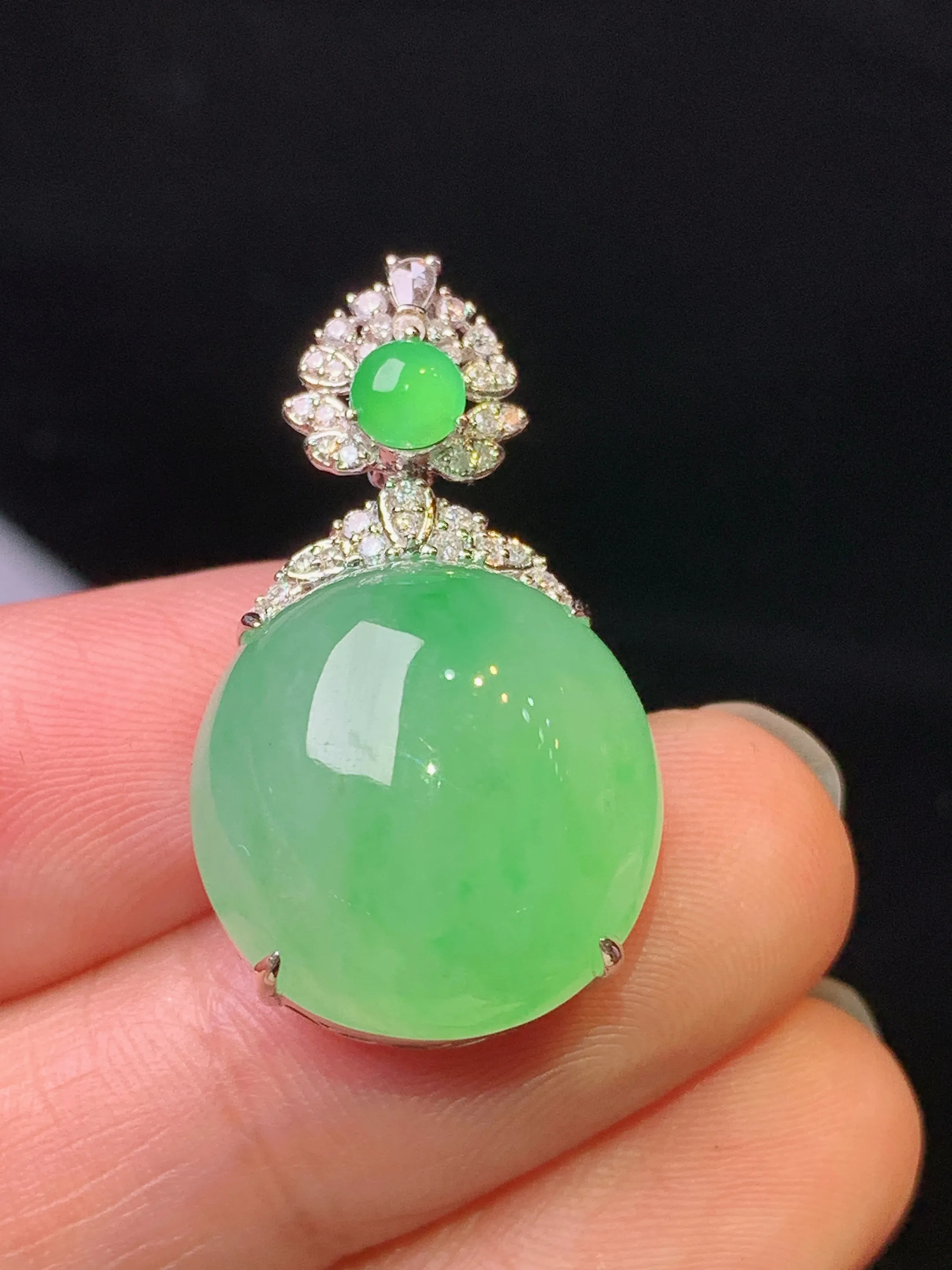 18k金钻镶嵌翠绿蛋面吊坠 玉质细腻 色泽艳丽清新 整体尺寸28.6*16.2*11.3