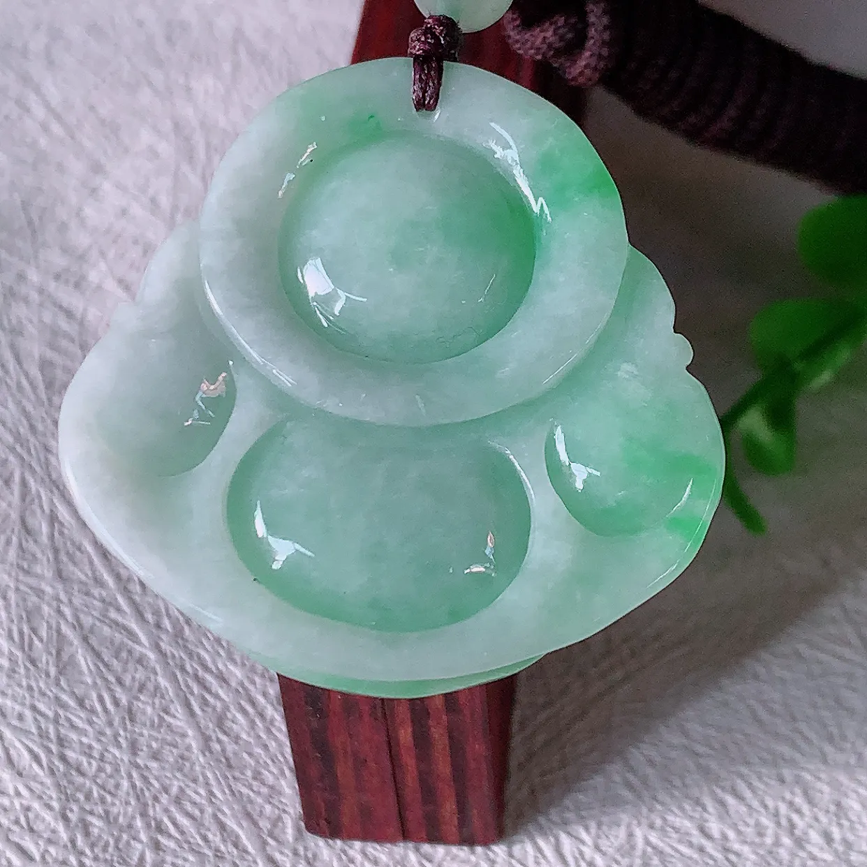 自然光实拍，大件厚装冰润飘绿翡翠佛公吊坠，开心笑佛，种老水足，颜色漂亮，立体饱满圆润，佩戴效果赞#46.10