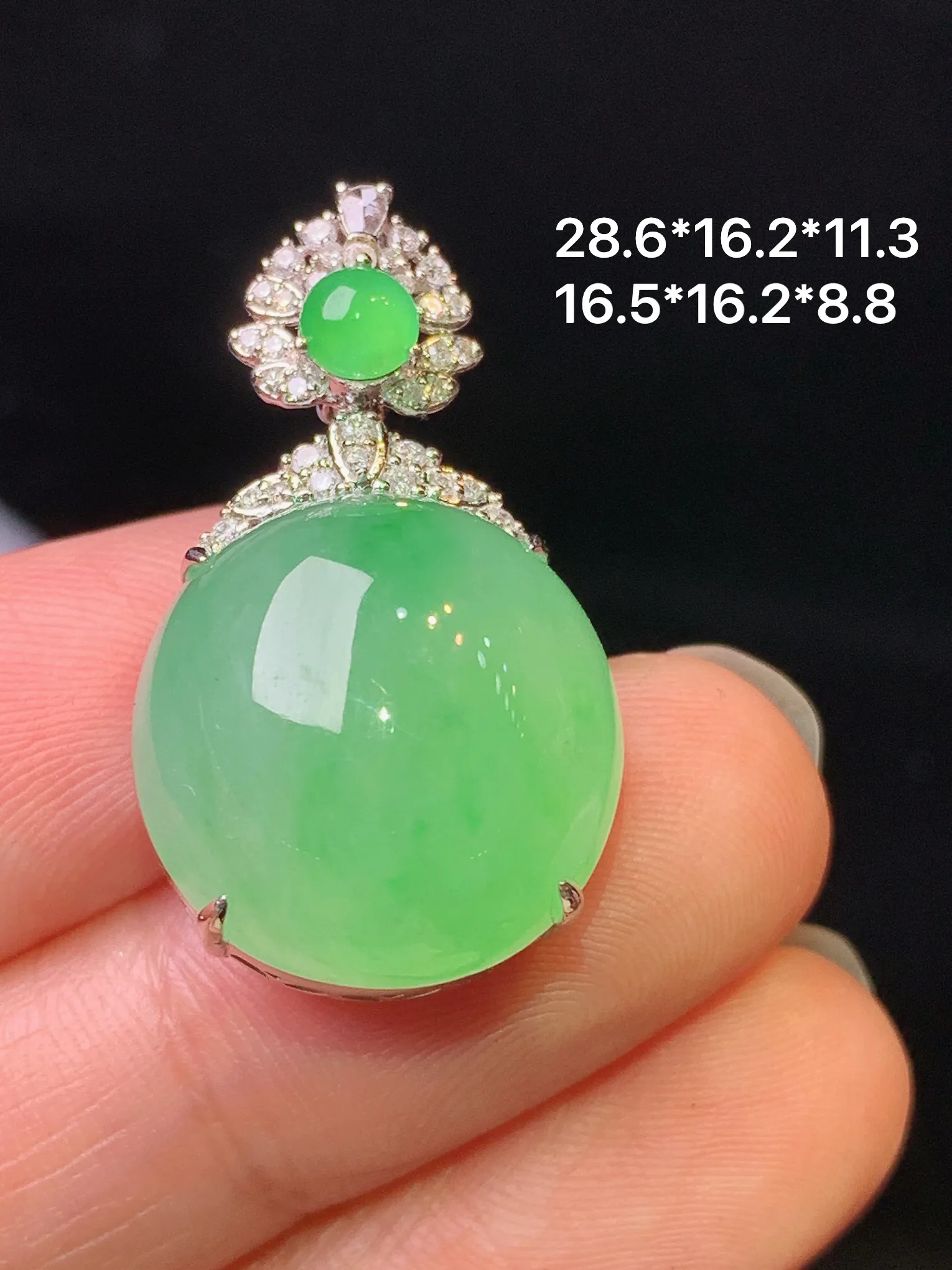 18k金钻镶嵌翠绿蛋面吊坠 玉质细腻 色泽艳丽清新 整体尺寸28.6*16.2*11.3