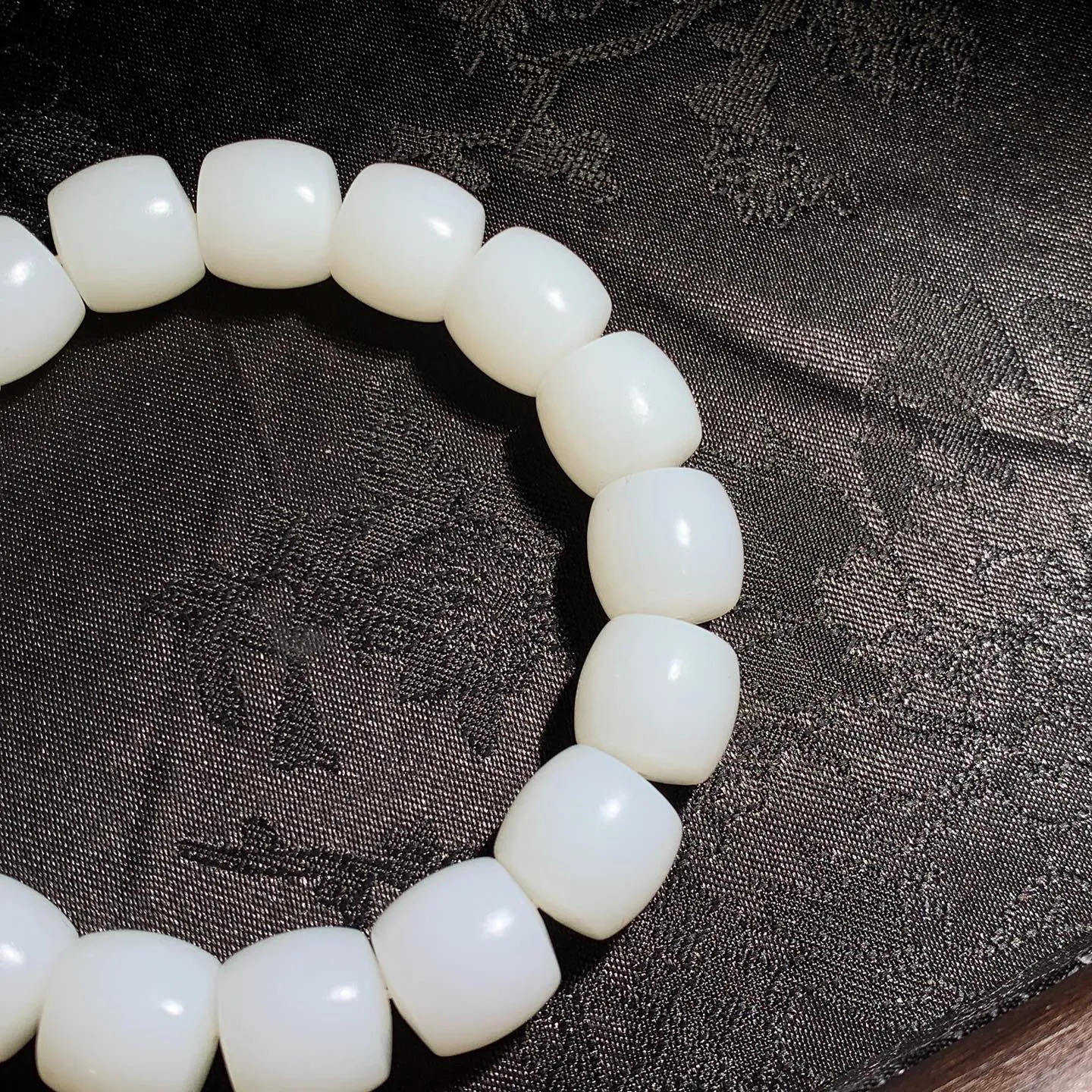 新疆和田玉羊脂白直切老型珠手串 单颗尺寸12/13！玉质细腻油润 底色纯净 脂粉好，品质好。lt251019