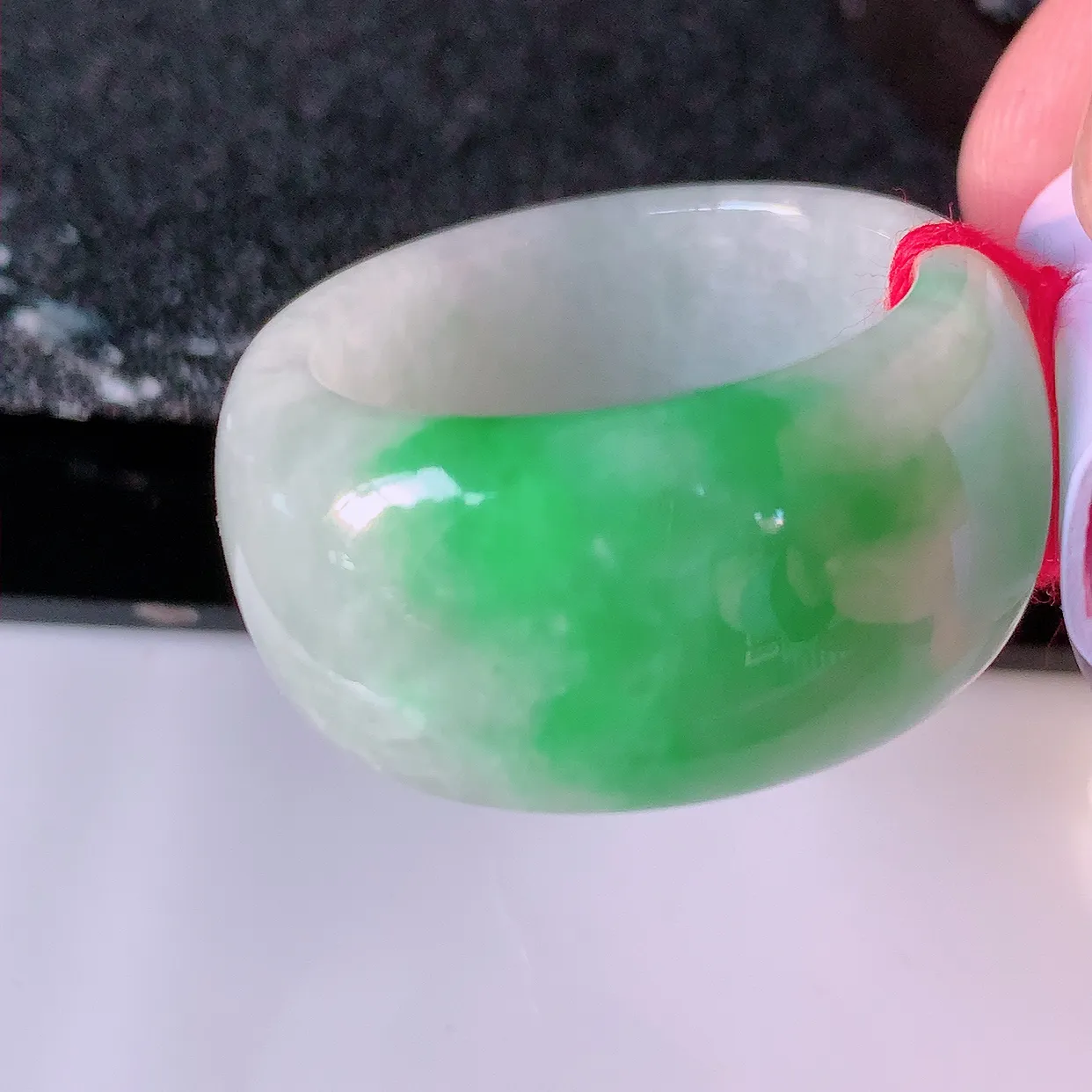 自然光实拍，21.3mm内径飘绿翡翠扳指，冰润指环，玉扳指，戒指，财源滚滚，玉质细腻起胶，26圈口，种水好！#39.10尺寸21.3-13.8*4.5