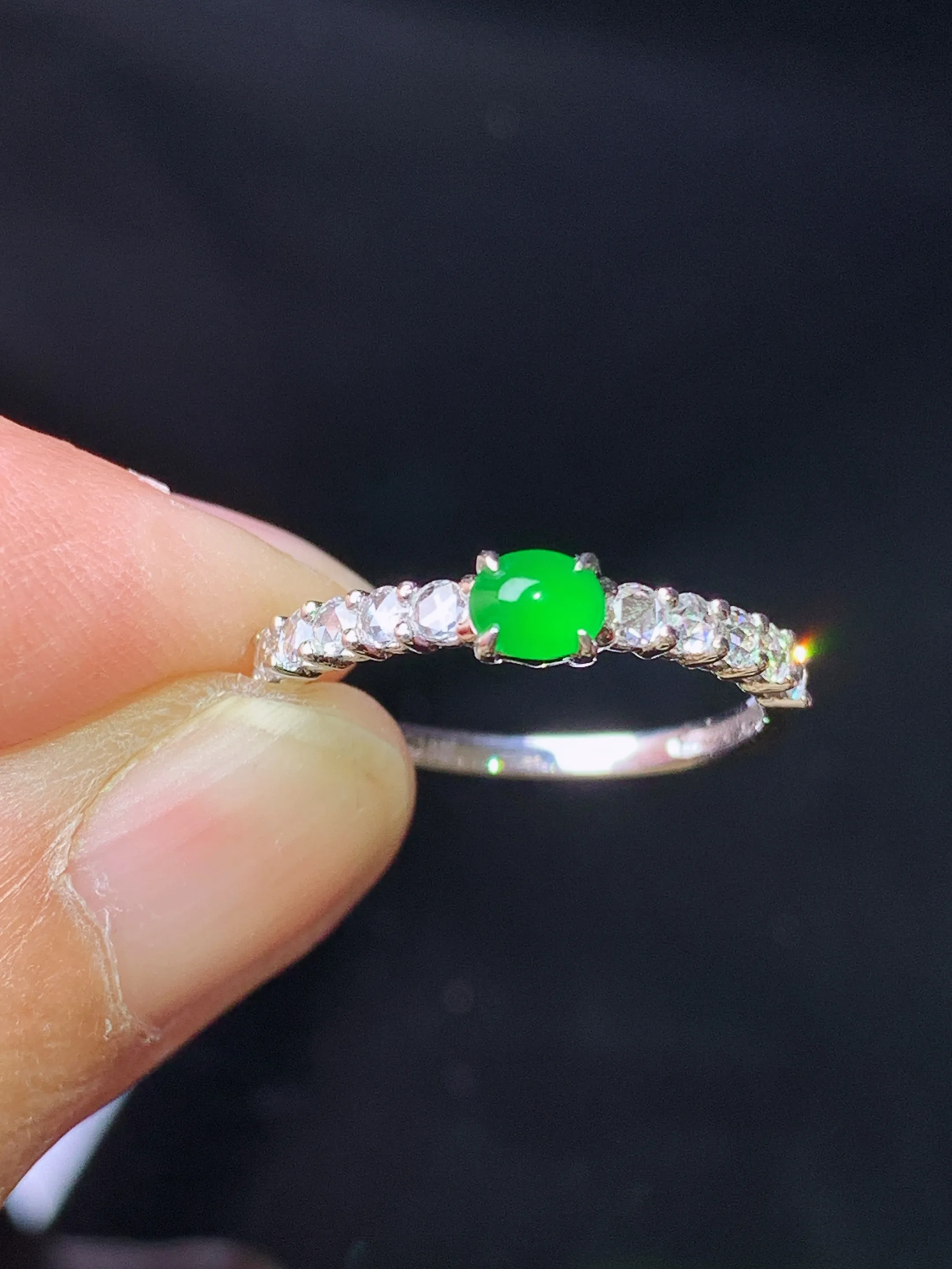 18k金莫桑钻镶嵌蛋面戒指 玉质细腻 色泽艳丽清新 圈口12 裸石尺寸3.5*4*2