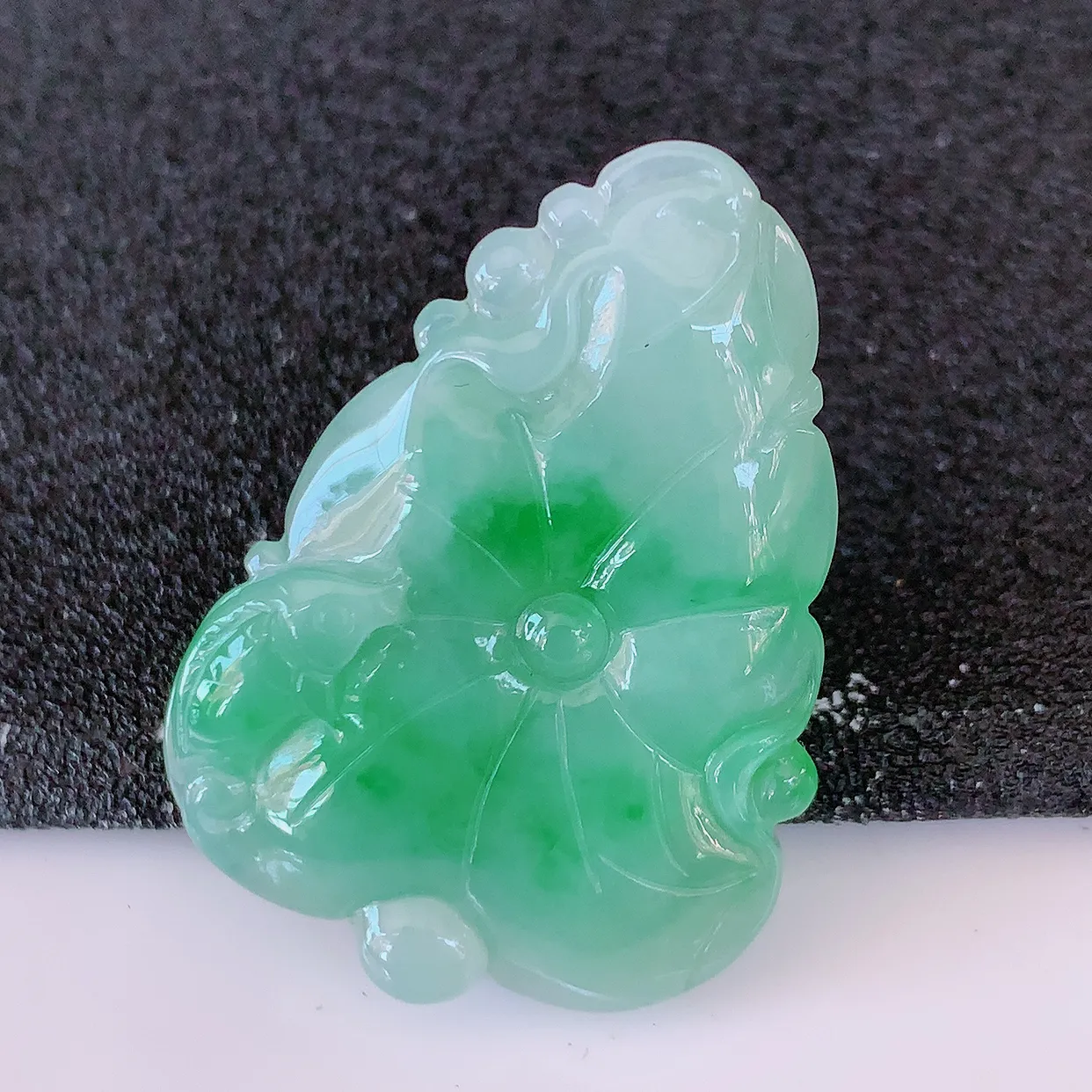 自然光实拍，冰飘绿翡翠荷叶鱼、和和美美 玉坠，财源广进，自然隐逸、荷本是素不着尘之物，有和美之寓意。#05.7