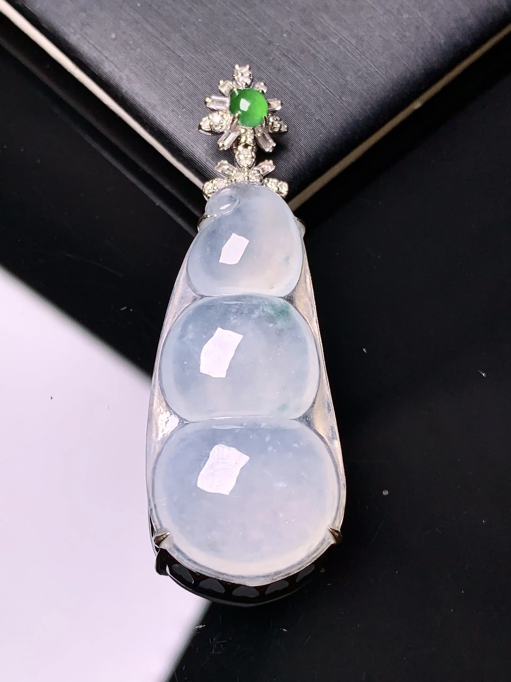 18k金钻镶嵌冰种四季豆吊坠 玉质细腻 色泽艳丽清新 整体尺寸46*16.3*8.2