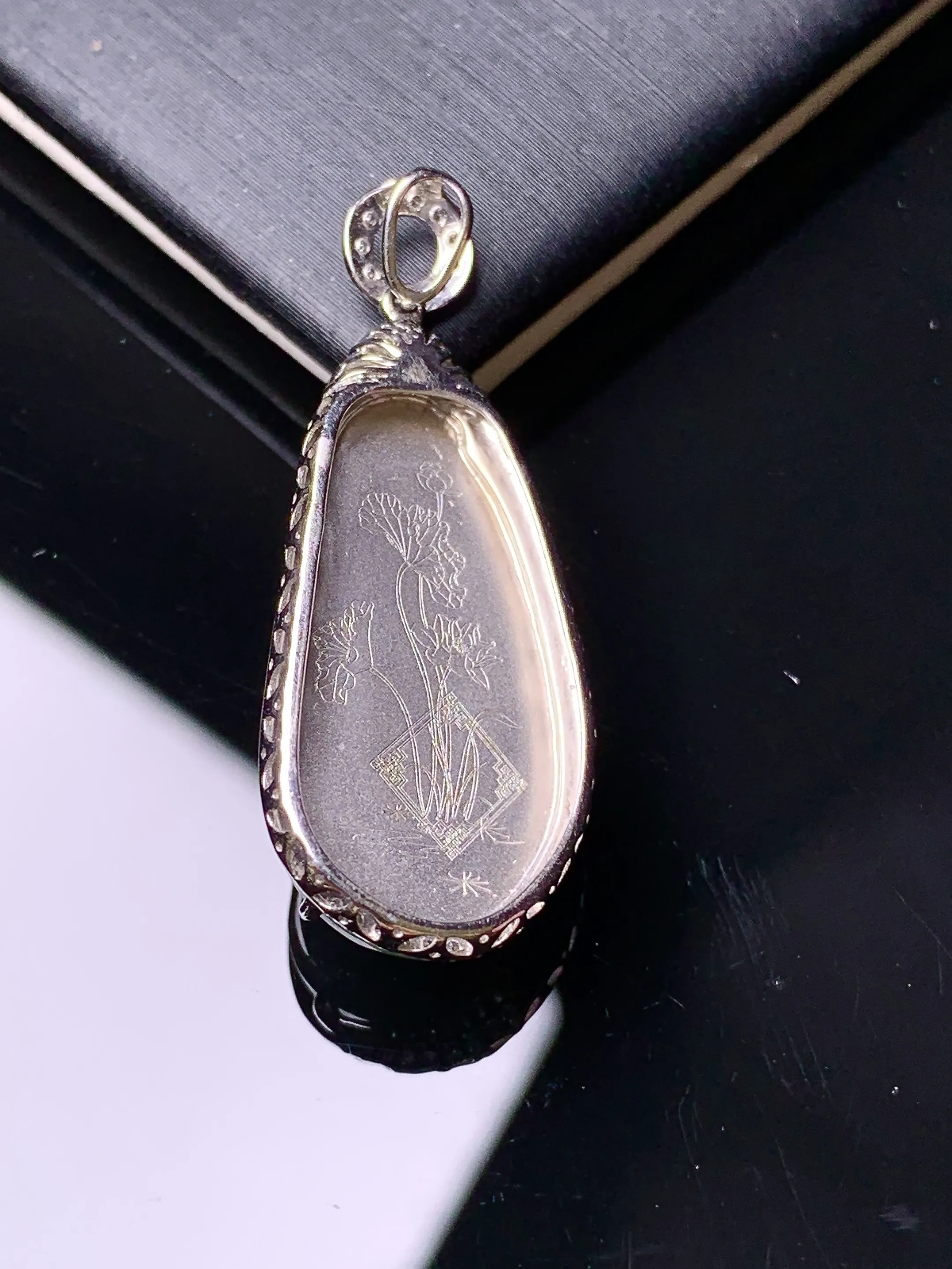 18k金钻镶嵌冰种四季豆吊坠 玉质细腻 色泽艳丽清新 整体尺寸34.8*13.6*7.5