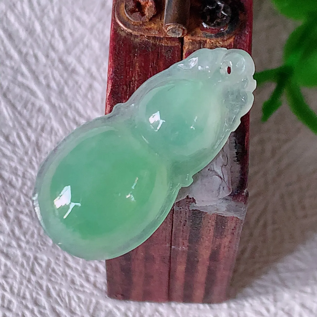 自然光实拍，冰种满绿翡翠葫芦吊坠，寓意福禄双全，财源滚滚，清新脱俗，佩戴效果优雅迷人！#01.10