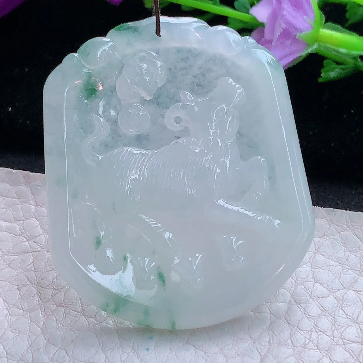 kh实拍52.6*44.5*5缅甸翡翠精雕飘花生肖牛玉坠扭转乾坤