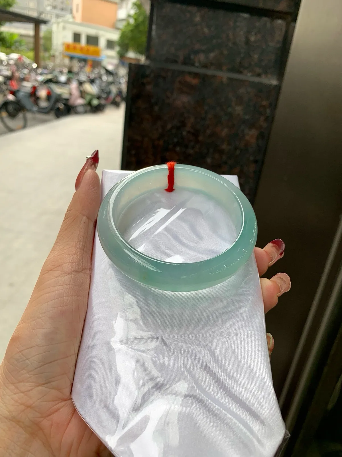 冰蓝正圈
57.3-8.3-13.8
完美，底妆冰透，千变万化的冰晴蓝底色，拥有海的颜色，却散发着星空的光芒，这是一只来自冰川蓝的清冷气质仙女镯。