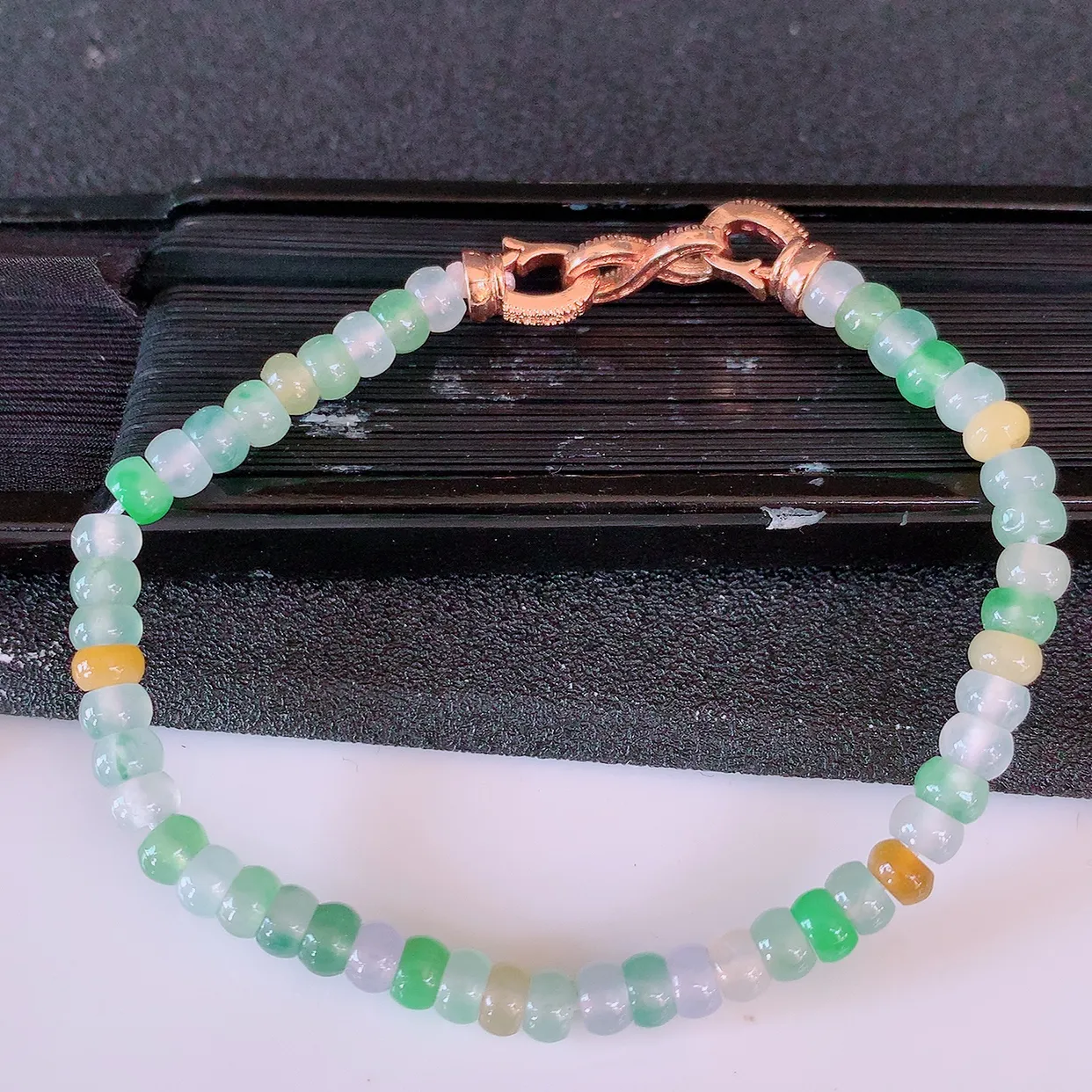 自然光实拍，冰种多宝翡翠手链，多彩翡翠手串，颜色丰富，料子细腻，高档大气，自戴送礼佳品！#60.7取一尺寸4.5