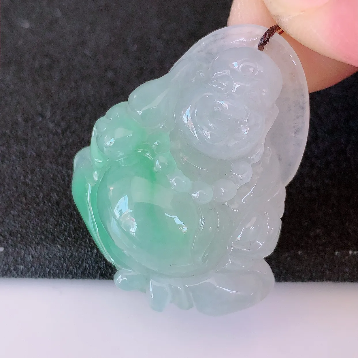 自然光实拍，冰飘绿翡翠逍遥布袋佛吊坠，代代有钱，水足丰盈，盈满欢喜，配戴送礼佳品！#87.7