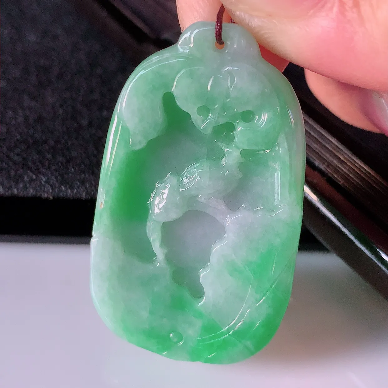 自然光实拍，冰润飘绿翡翠荷叶、和和美美玉坠，财源广进，自然隐逸、荷本是素不着尘之物，有和美之寓意。#39.10