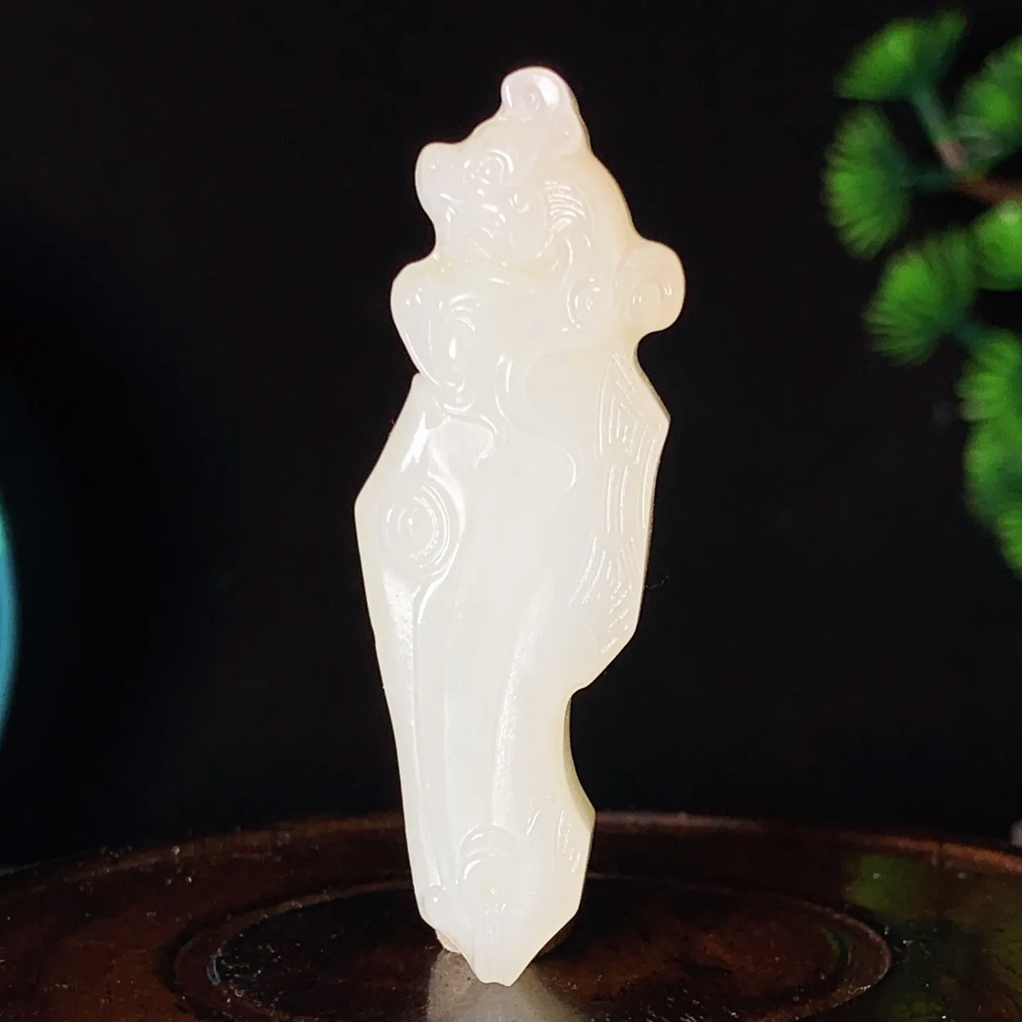 和田玉白玉马到成功马头挂件。尺寸55/18/13重22克 玉质细腻油润 底色纯净 脂粉好，品质好。lt251019