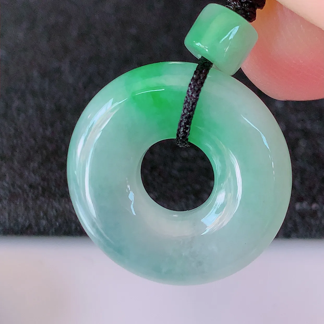 自然光实拍，冰种飘绿翡翠平安扣吊坠，玉扣，平安是福；很美的料子，平安扣佩戴优雅迷人！#41.7