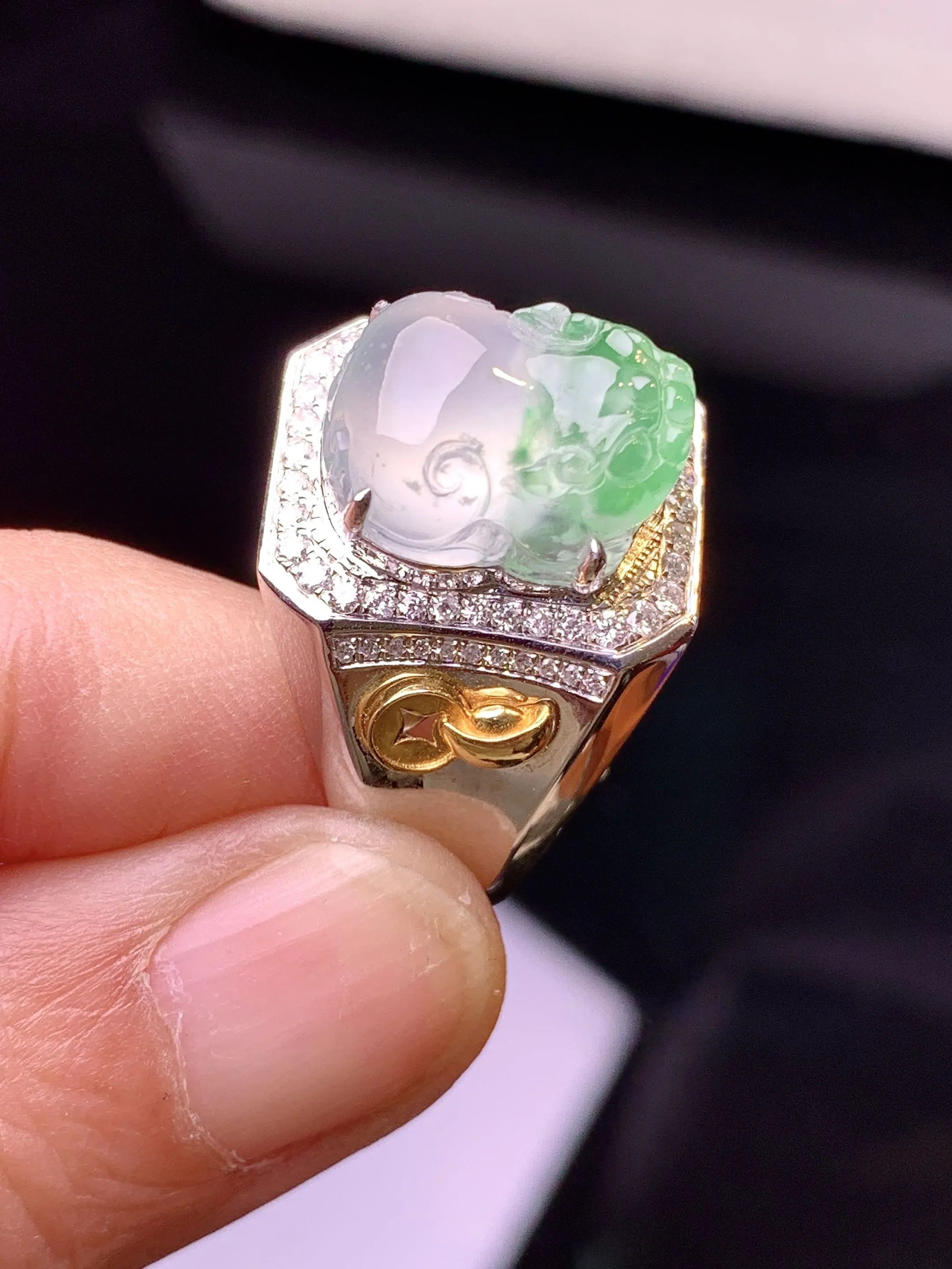 18k金钻镶嵌冰种飘绿貔貅戒指 玉质细腻 色泽艳丽清新 圈口20 裸石尺寸13.5*11.2*5.5