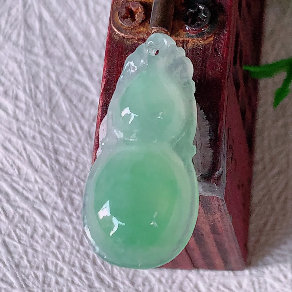 自然光实拍，冰种满绿翡翠葫芦吊坠，寓意福禄双全，财源滚滚，清新脱俗，佩戴效果优雅迷人！#01.10