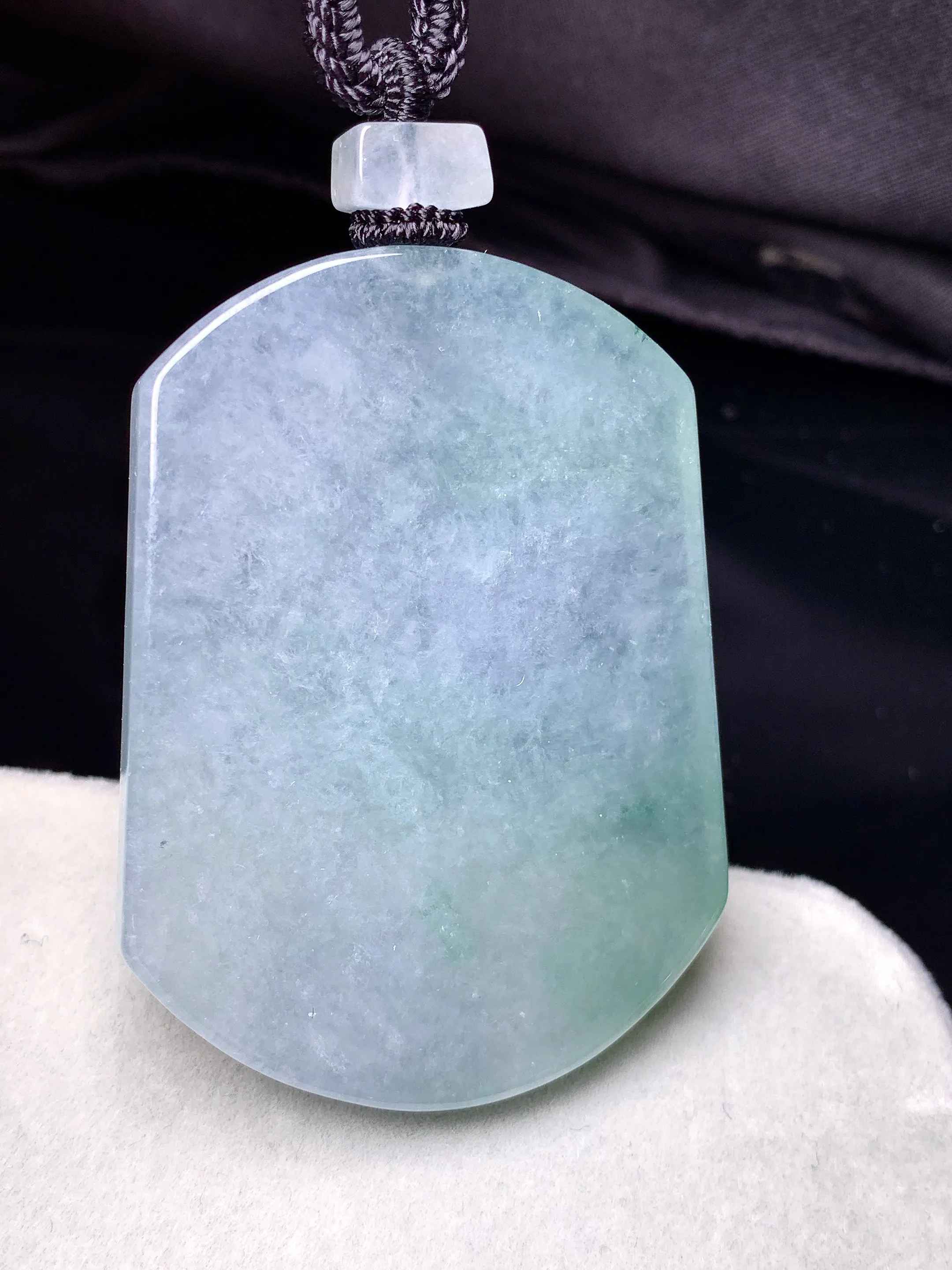 冰种飘花无事牌吊坠 玉质细腻 色泽艳丽清新 整体尺寸50*37*5.7