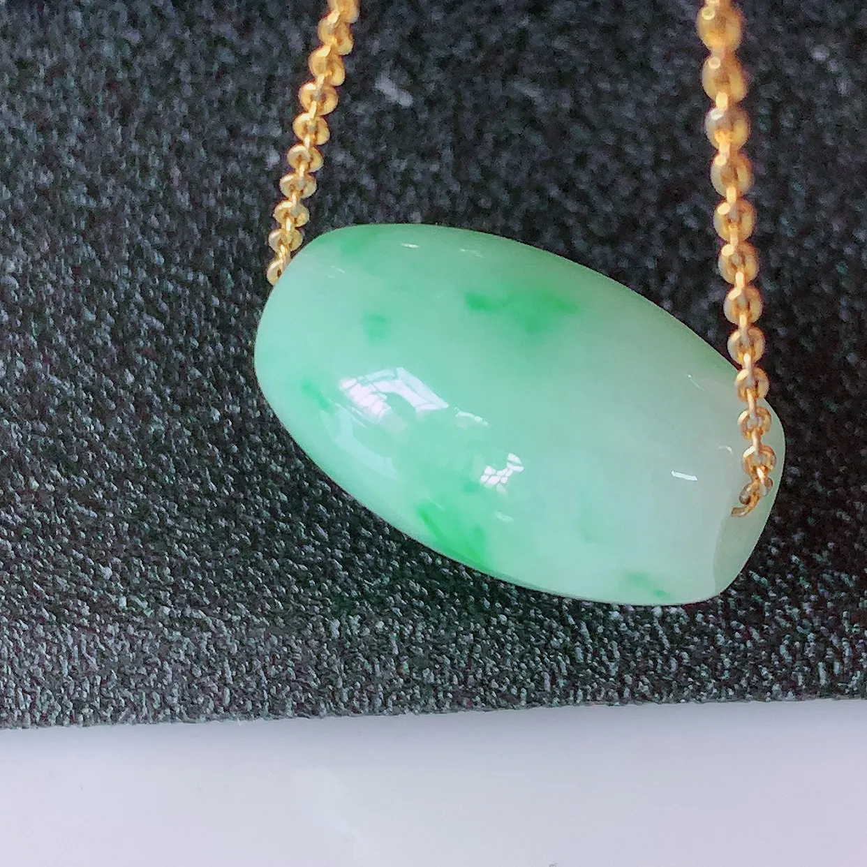 自然光实拍，冰润飘绿翡翠路路通吊坠，寓意时来运转、财源滚滚，款式新颖时尚，日常百搭的款！配图银链#57.7