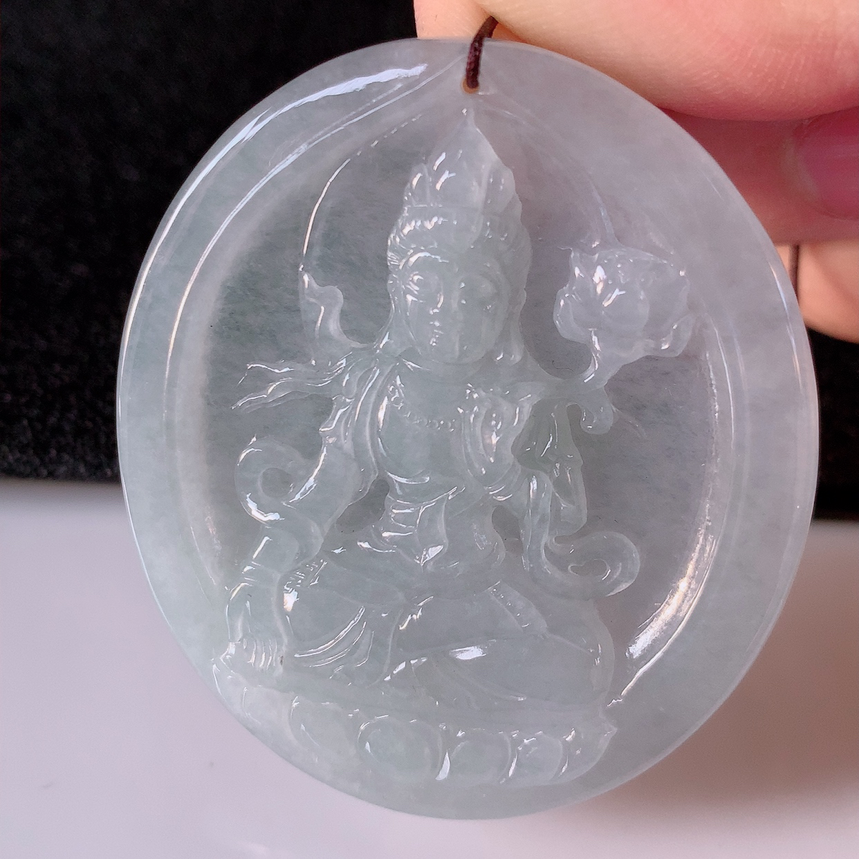 自然光实拍，冰种翡翠莲花观音菩萨吊坠，赐福观音，玉润通透，慈祥端庄！#05.10