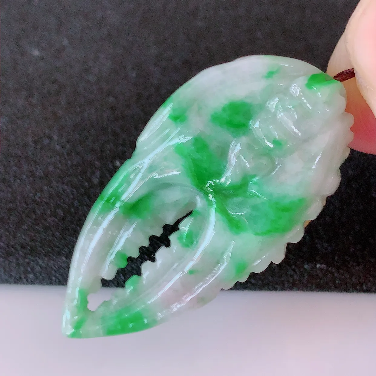 自然光实拍，特色冰润黄加绿翡翠八方来财吊坠，种老水足，雕工精湛 ，寓意美好，佩戴时尚出众！#60.7