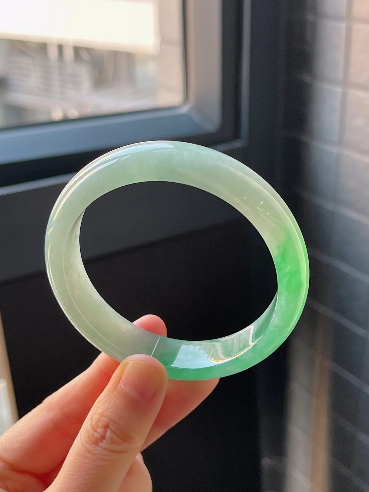 正圈57.8圈口，翡翠冰糯种飘绿手镯